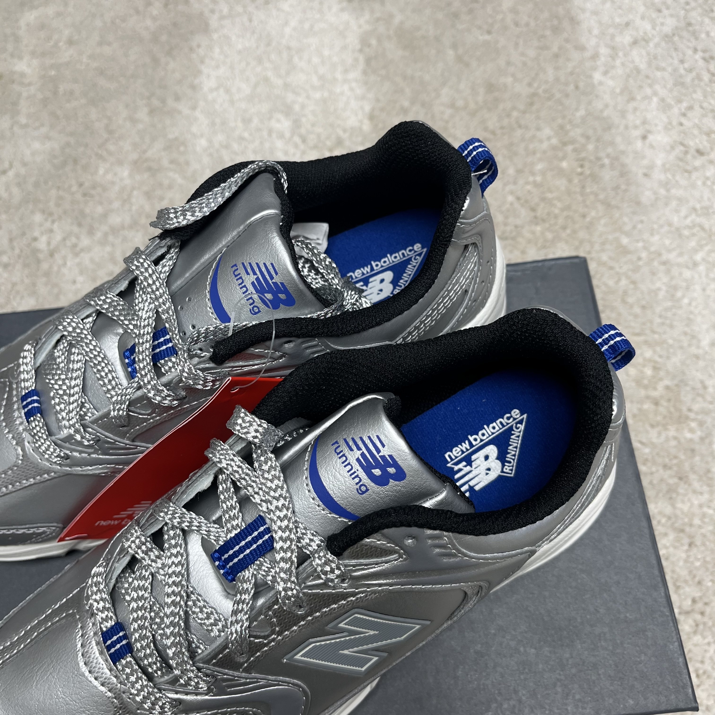 New Balance x Yeseyesee 530 Silver Royal Blue 착용 스타일 - 3