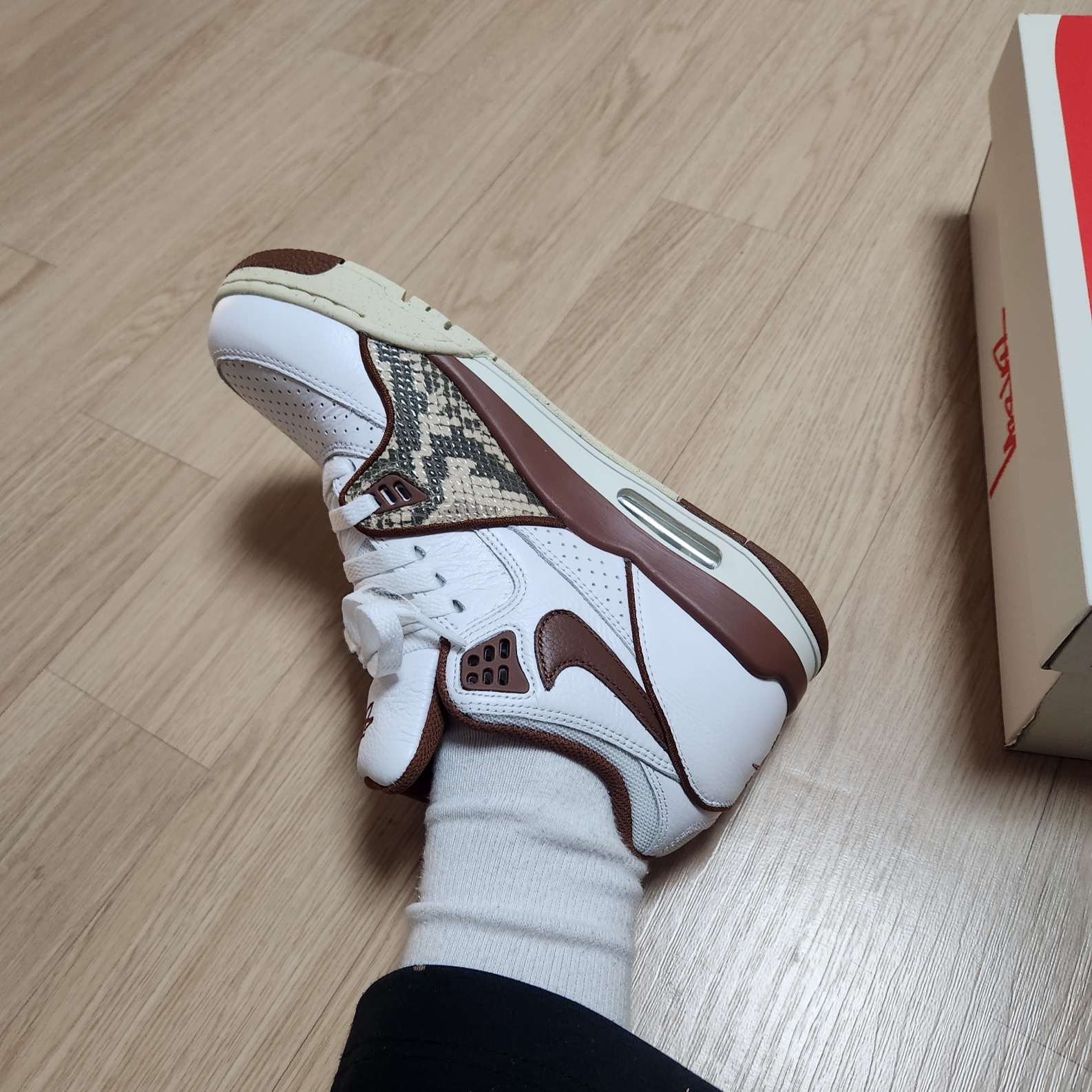 Nike x Stussy Air Flight 89 Low White and Pecan 착용 스타일 - 2