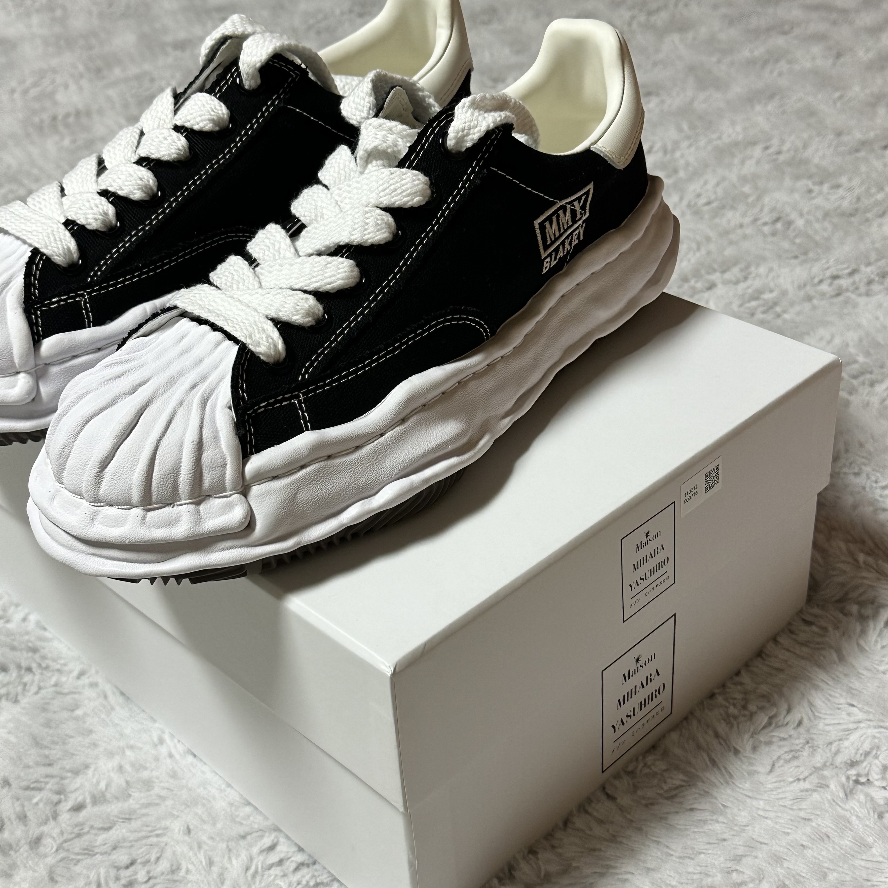 Maison Mihara Yasuhiro Blakey OG Sole Canvas Low-top Sneakers Black White 착용 스타일 - 3