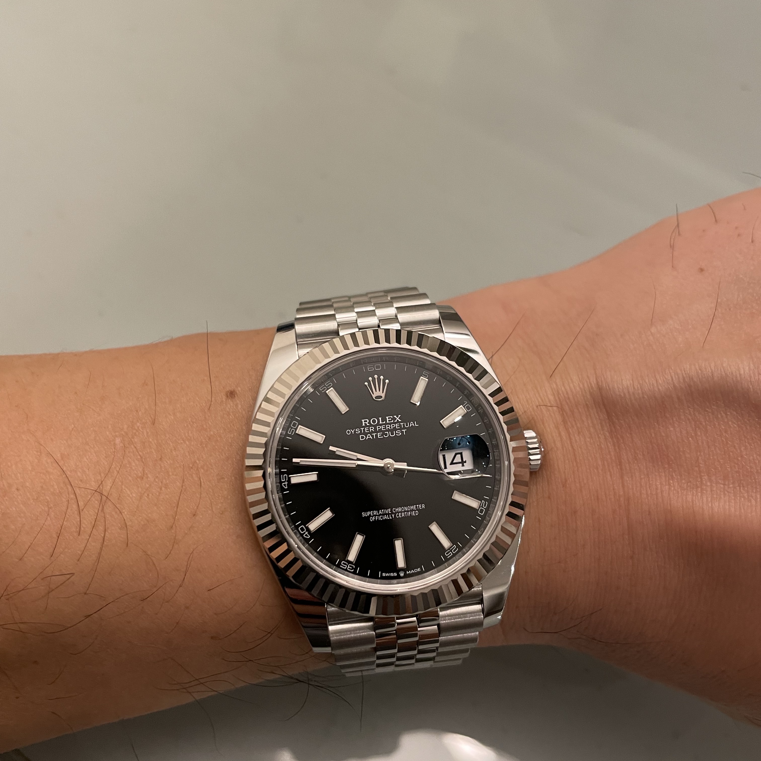 Rolex Datejust 41mm 126334 Bright Black Jubilee 착용 스타일 - 1
