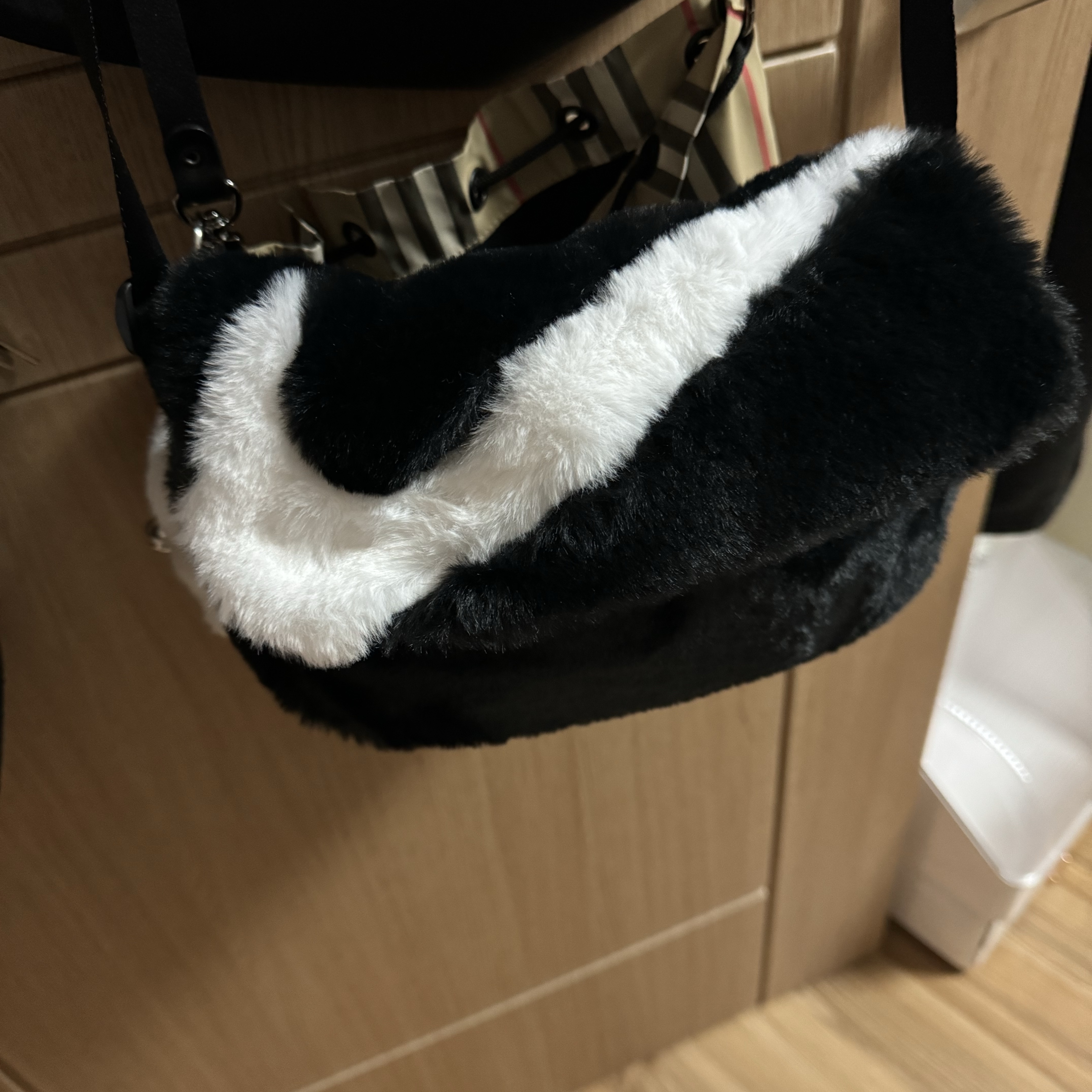 Nike NSW Futura 365 Faux Fur Crossbody Bag 1L Black 착용 스타일