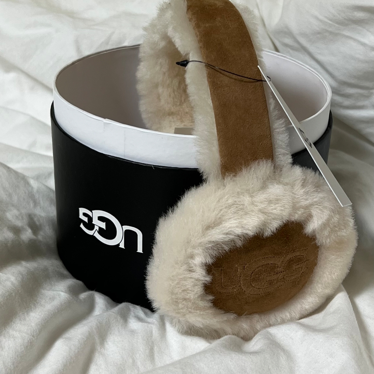 (W) UGG Embroidered Logo Earmuff Chestnut 착용 스타일