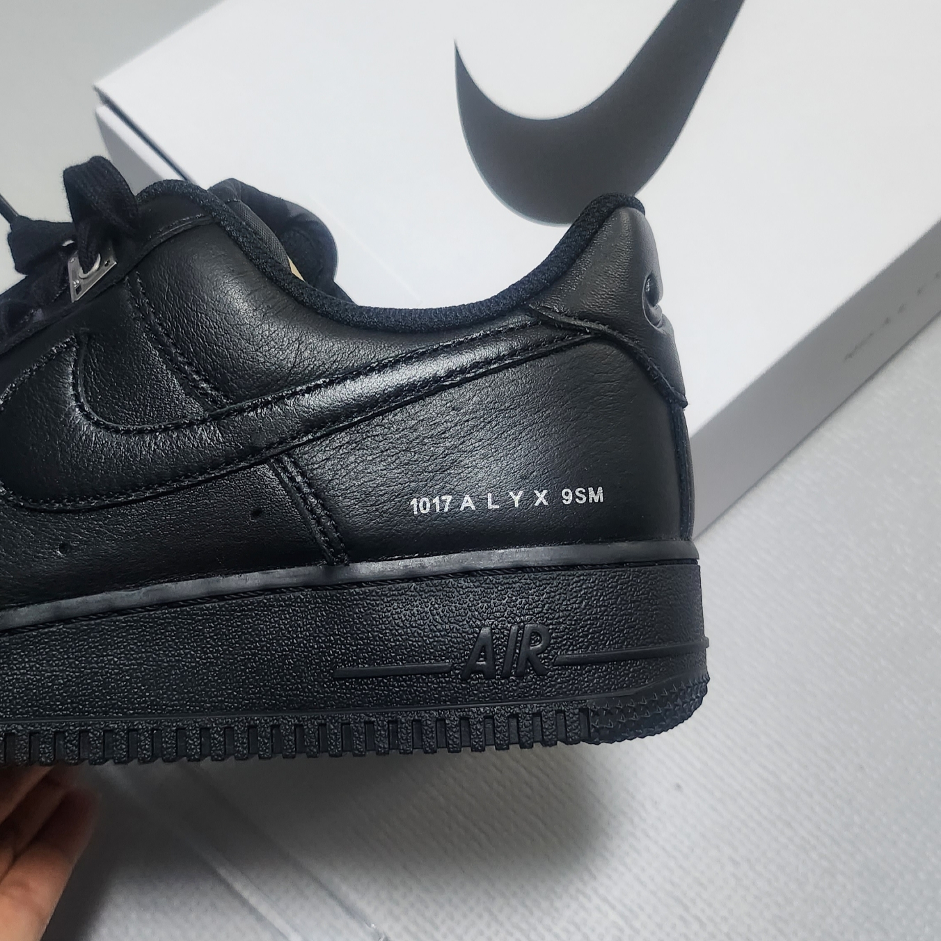 Nike x 1017 Alyx 9SM Air Force 1 Low SP Black 착용 스타일 - 5