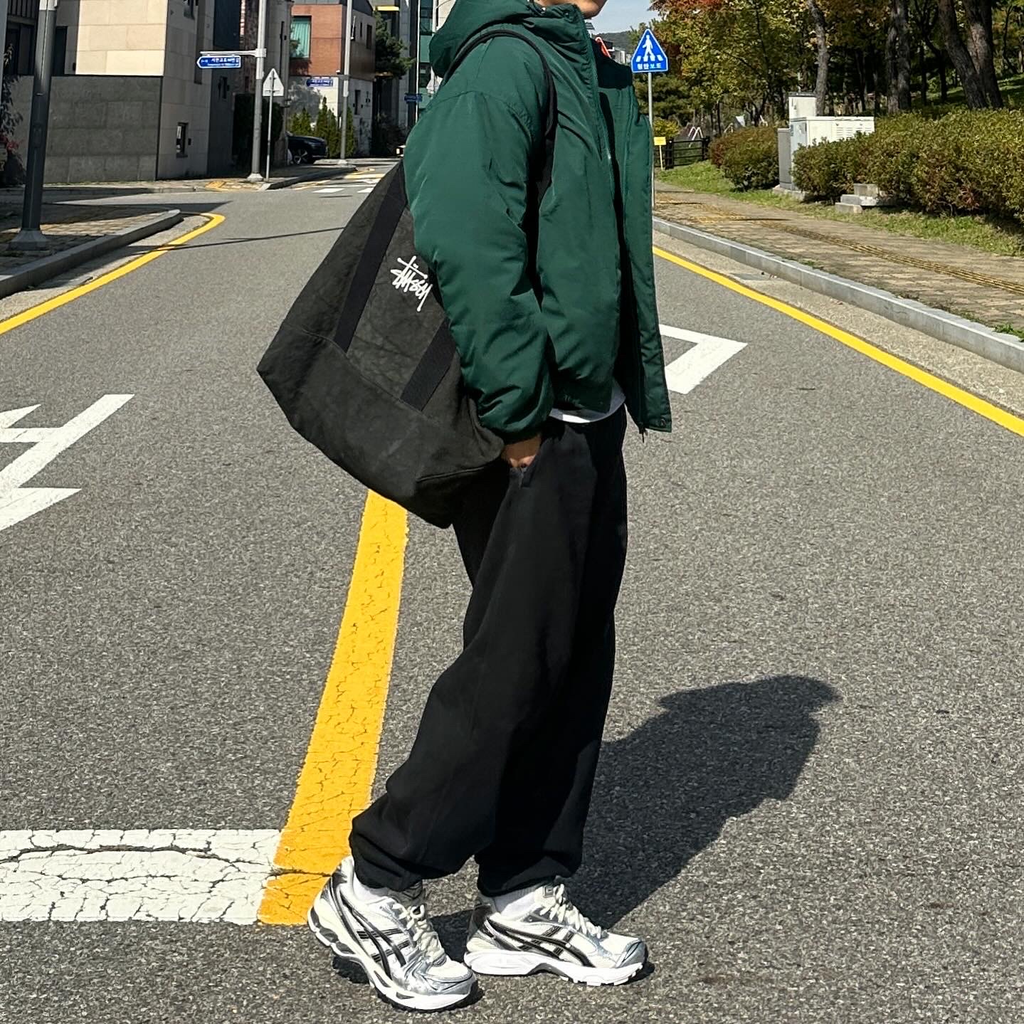 Nike x Stussy Washed Fleece Pants Black (FN5235-010), Stussy Canvas Extra Large Tote Bag Washed Black 착용 스타일 - 3