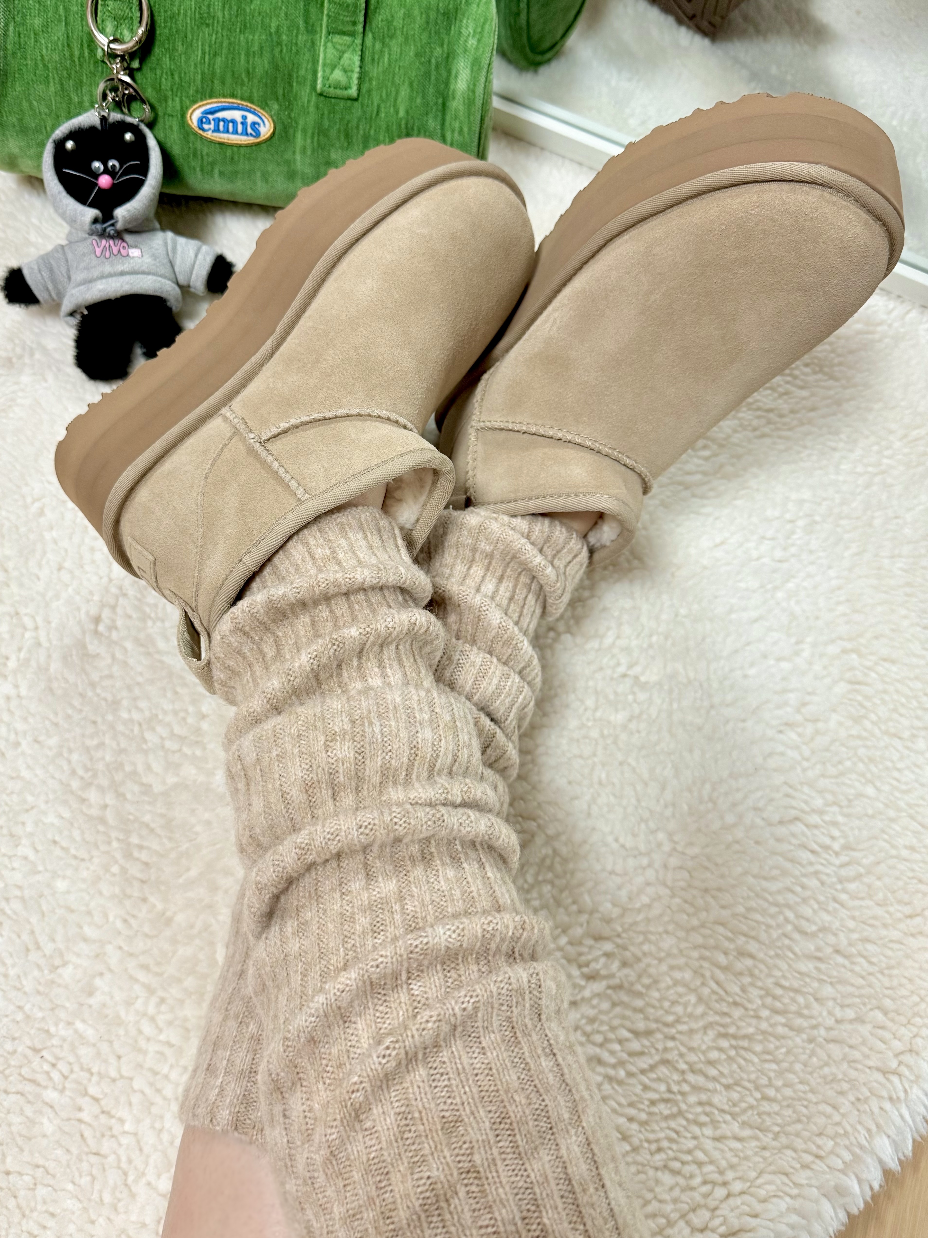 Emis Velvet Circular Bag Green, (W) UGG Classic Ultra Mini Platform Sand 착용 스타일 - 4