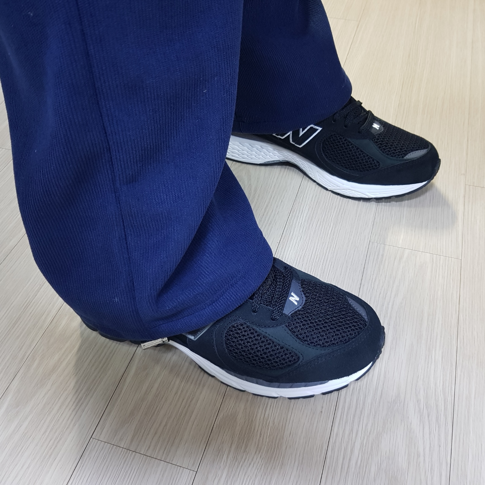 New Balance 2002R Black - JD Sports Exclusive 착용 스타일 - 1