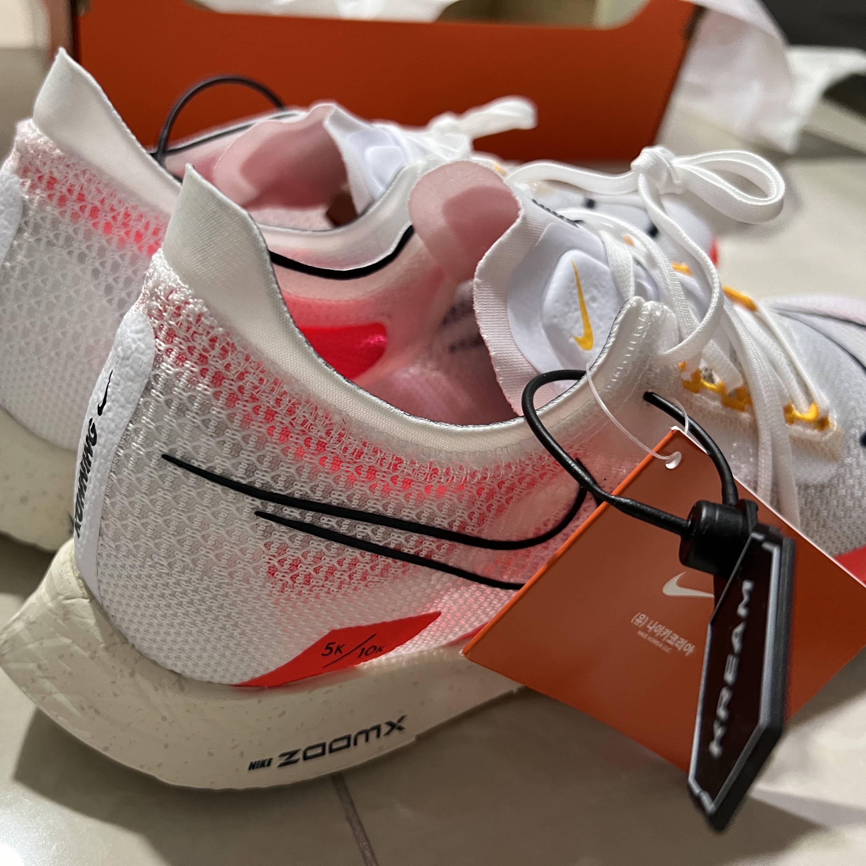 Nike ZoomX Streakfly White Bright Crimson 착용 스타일
