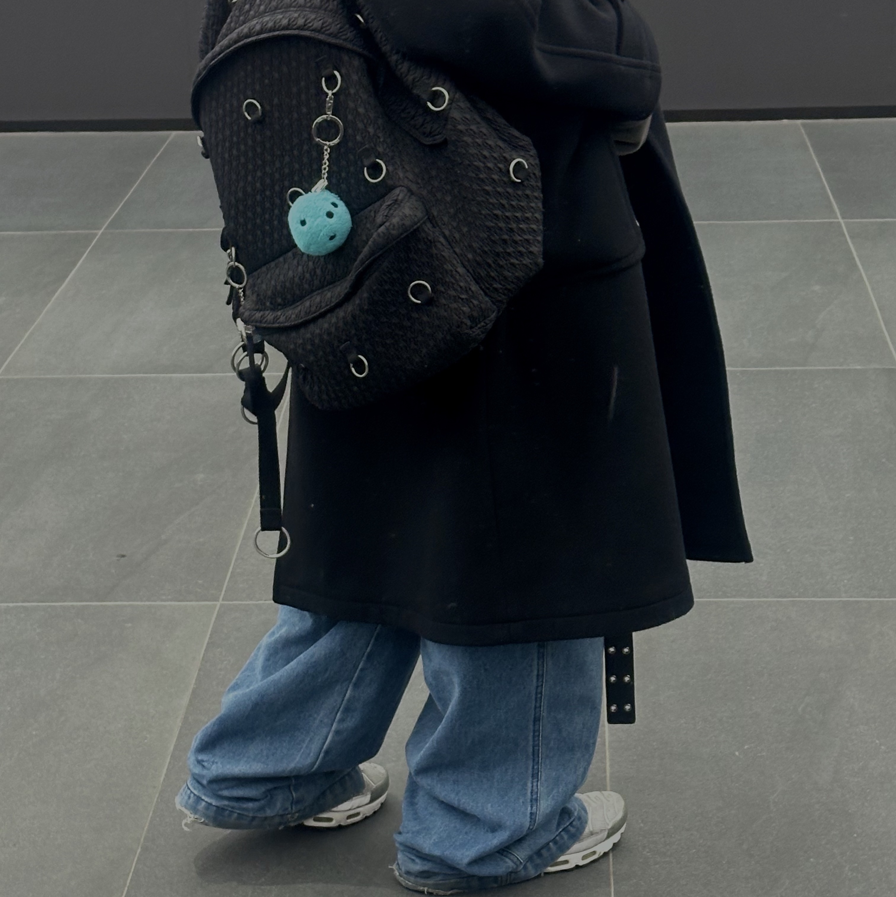 Stussy Fuzzy Dice Keychain Teal, Nike Air Max Plus Silver Bullet 착용 스타일