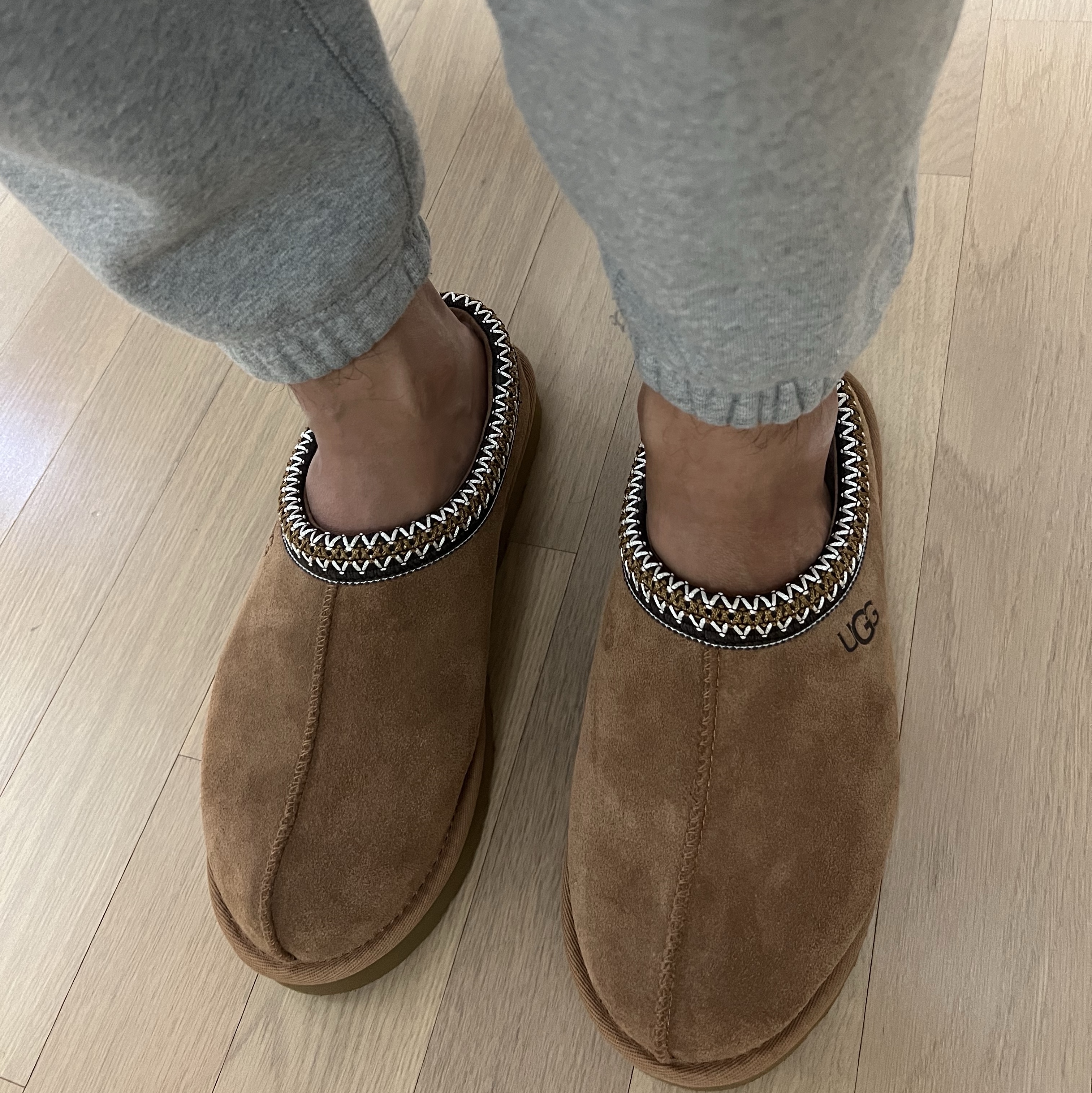 UGG Tasman Slipper Chestnut 착용 스타일