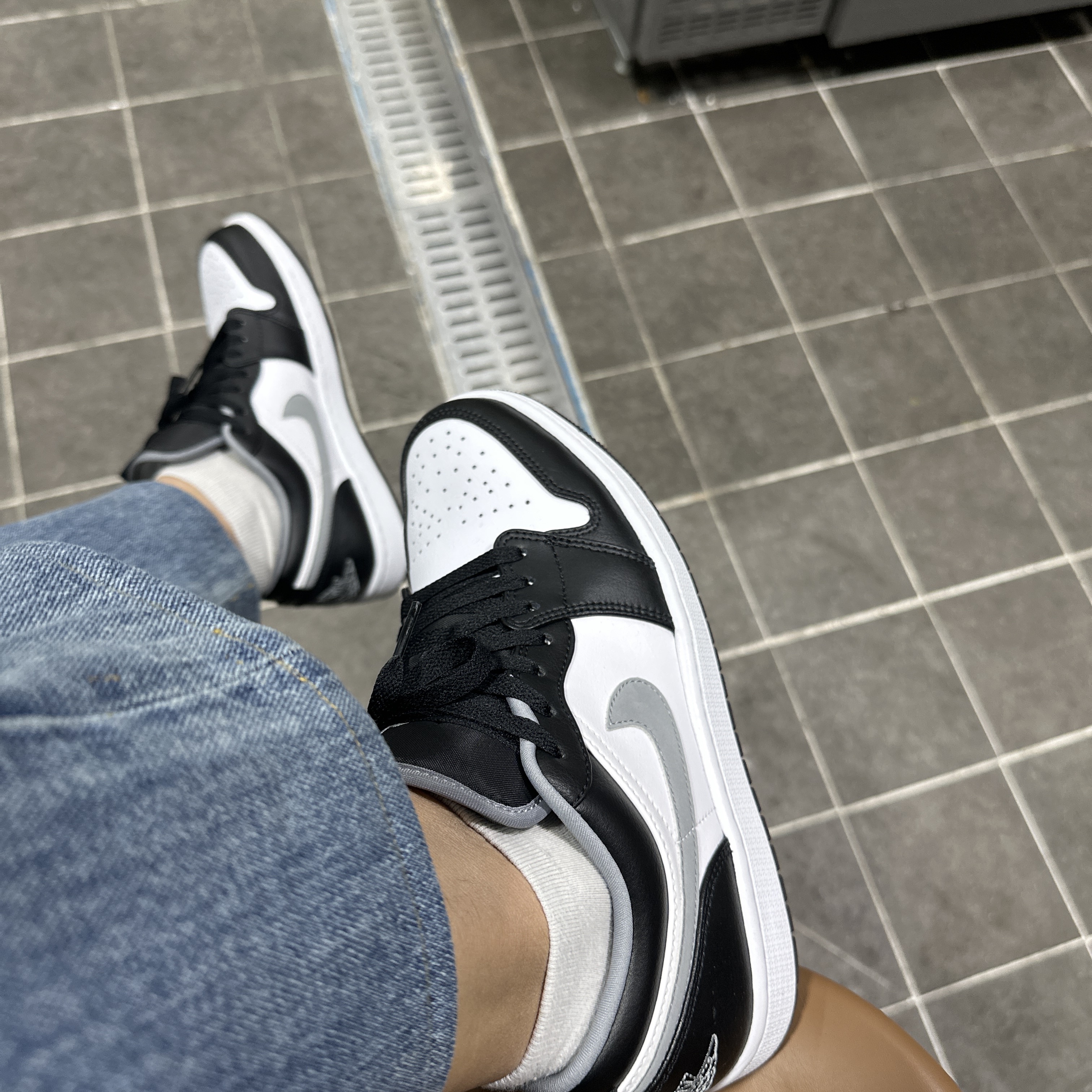 Jordan 1 Low Black Particle Grey 착용 스타일 - 2
