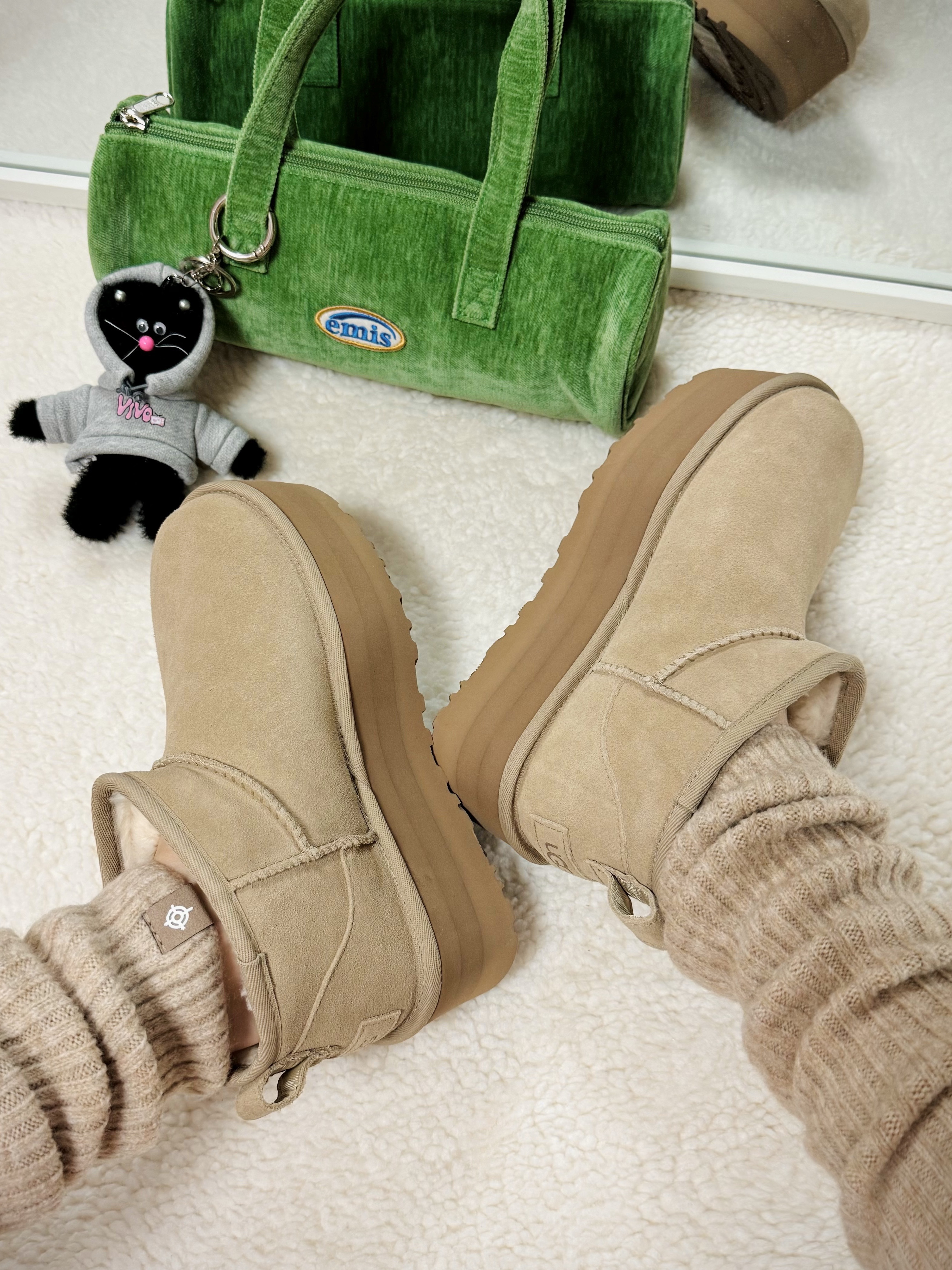 Emis Velvet Circular Bag Green, (W) UGG Classic Ultra Mini Platform Sand 착용 스타일 - 1