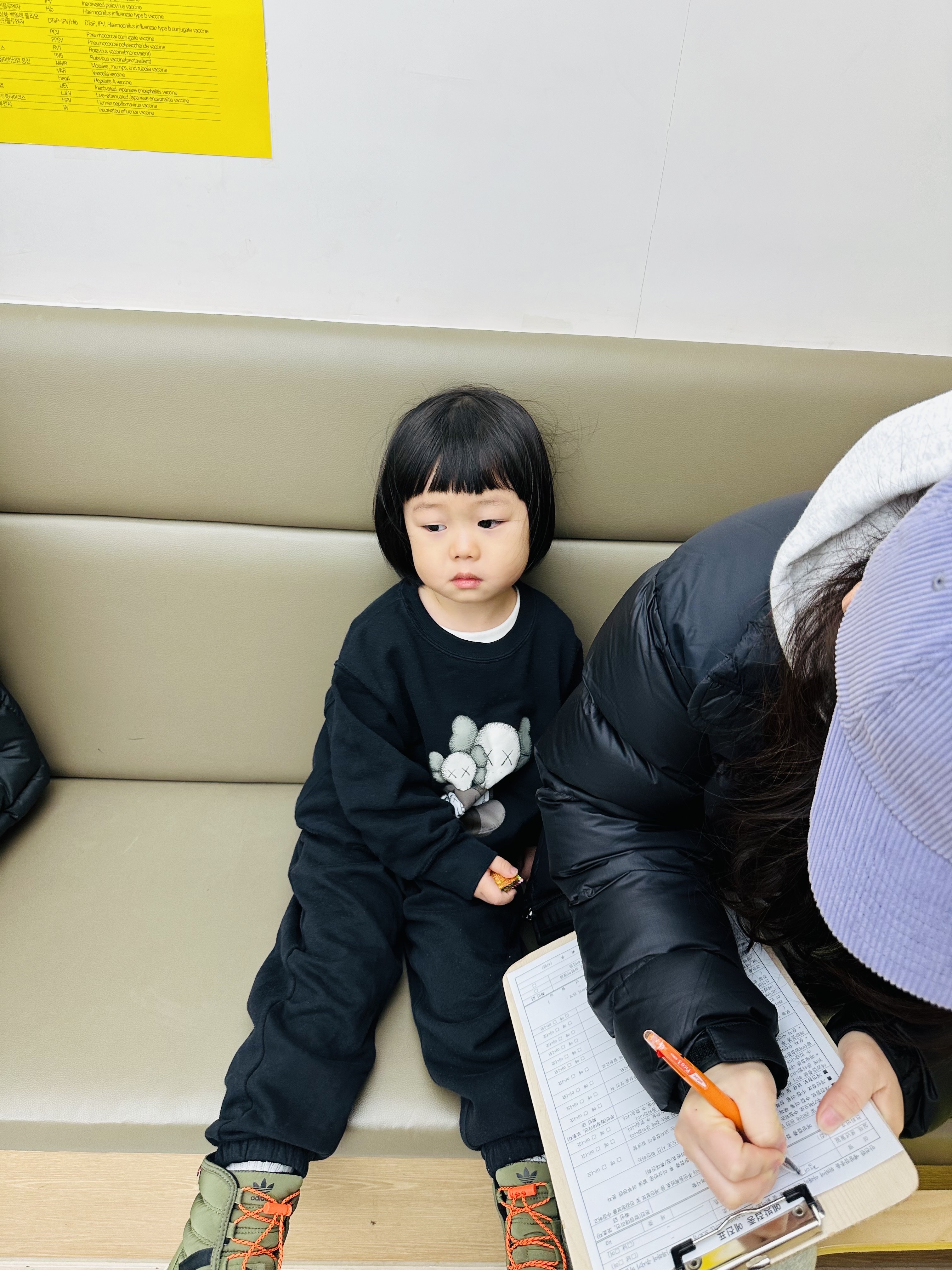 Uniqlo UT x Kaws Long Sleeve Sweatshirt Black, Nike Heritage 86 Corduroy Cap Lavender 착용 스타일 - 1