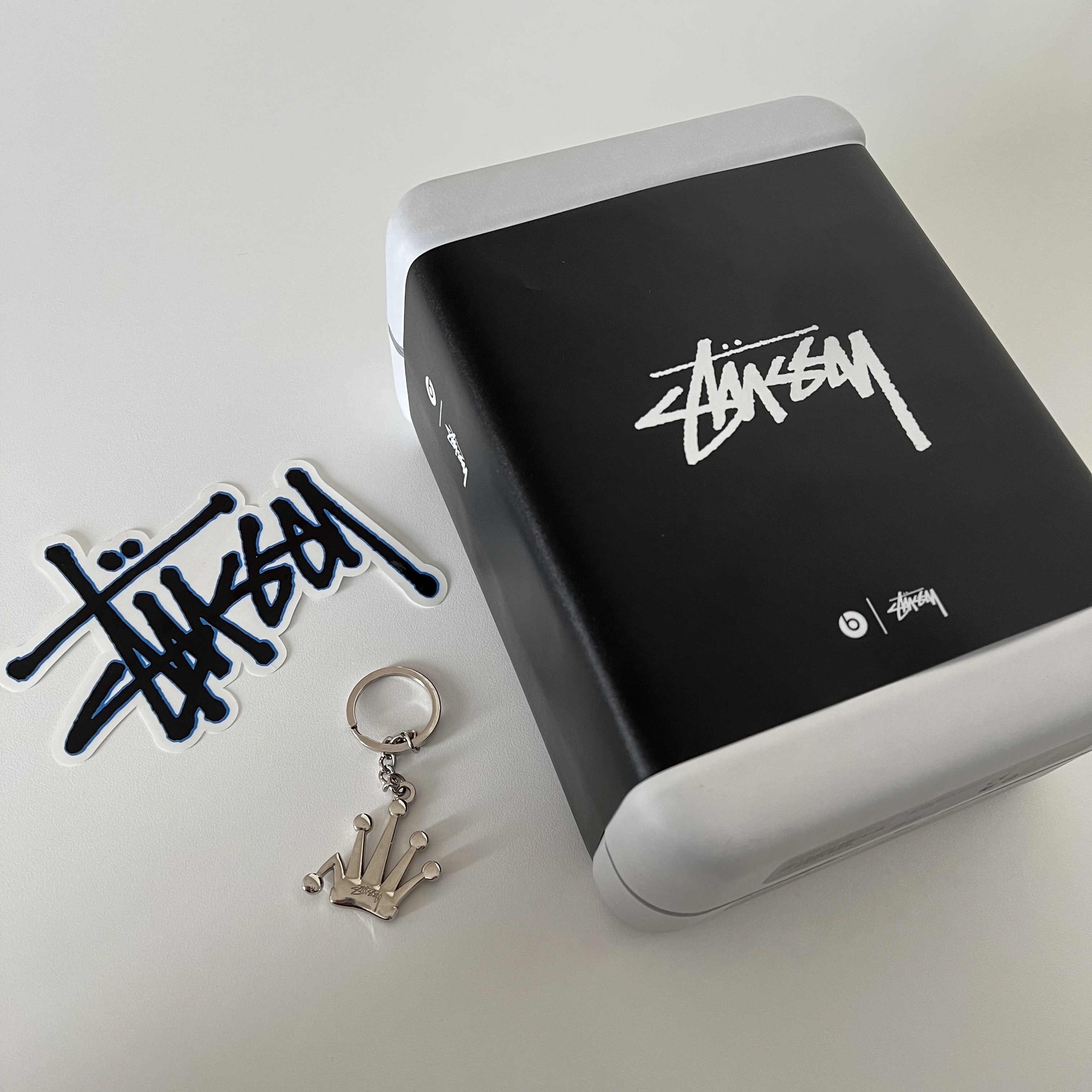 Stussy x Beats Studio Pro Wireless Headphone Black (Korean Ver.), Stussy Metal Bent Crown Keychain Silver 착용 스타일