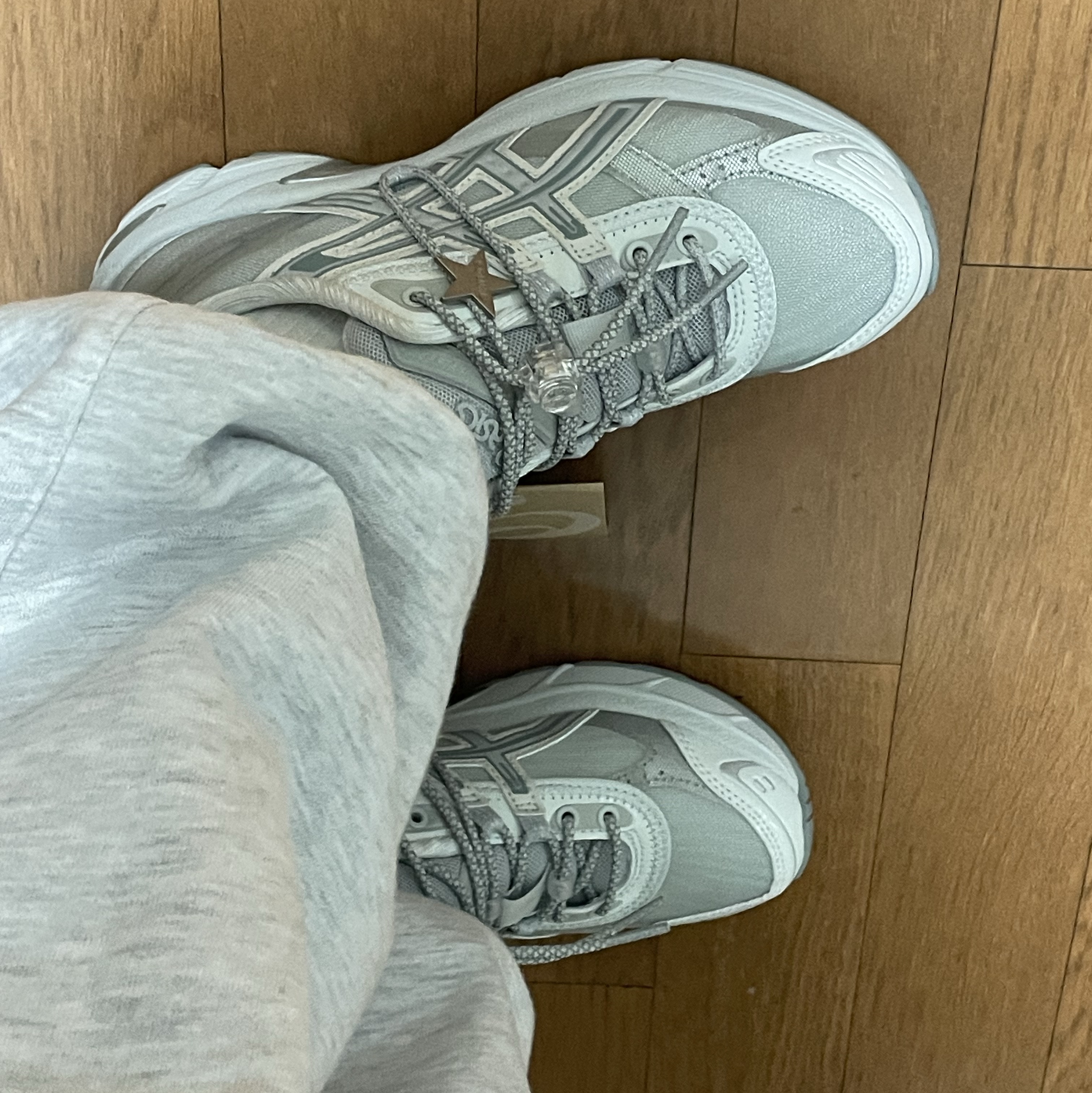 Asics x Atmos x Ojos Gel-1130 RE Glacier Grey Pure Silver 착용 스타일 - 3