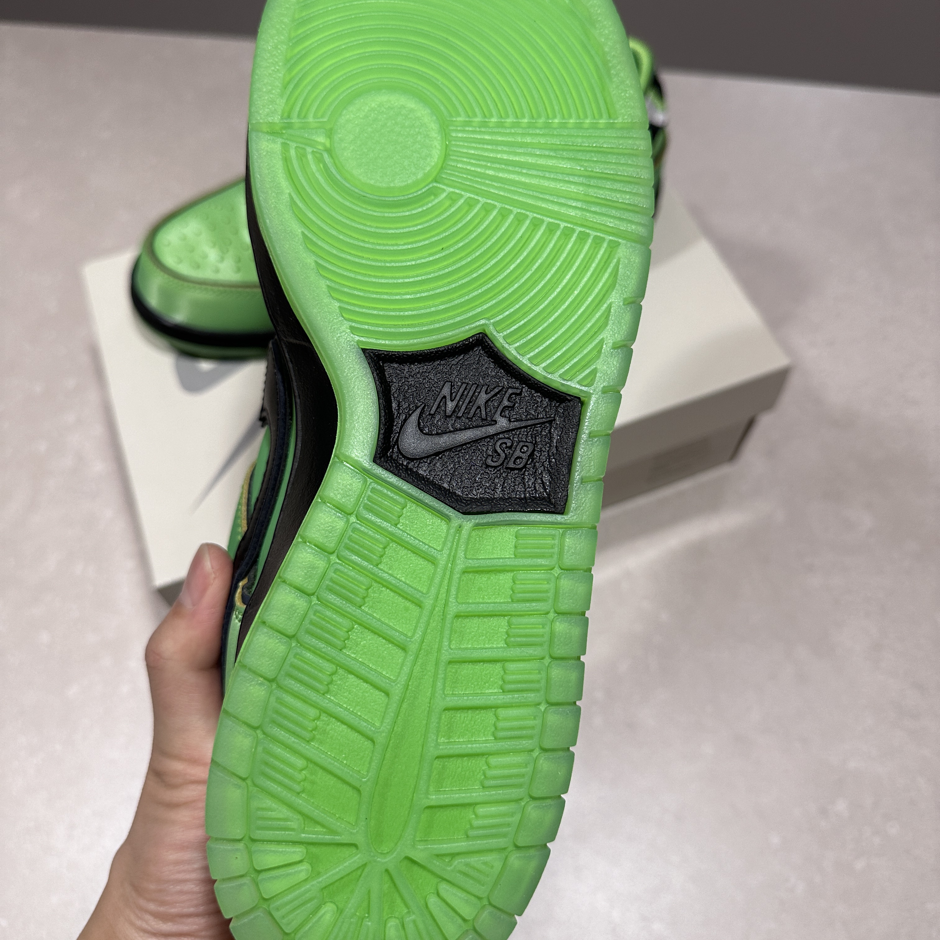 Nike x The Powerpuff Girls SB Dunk Low Pro QS Buttercup 착용 스타일 - 3