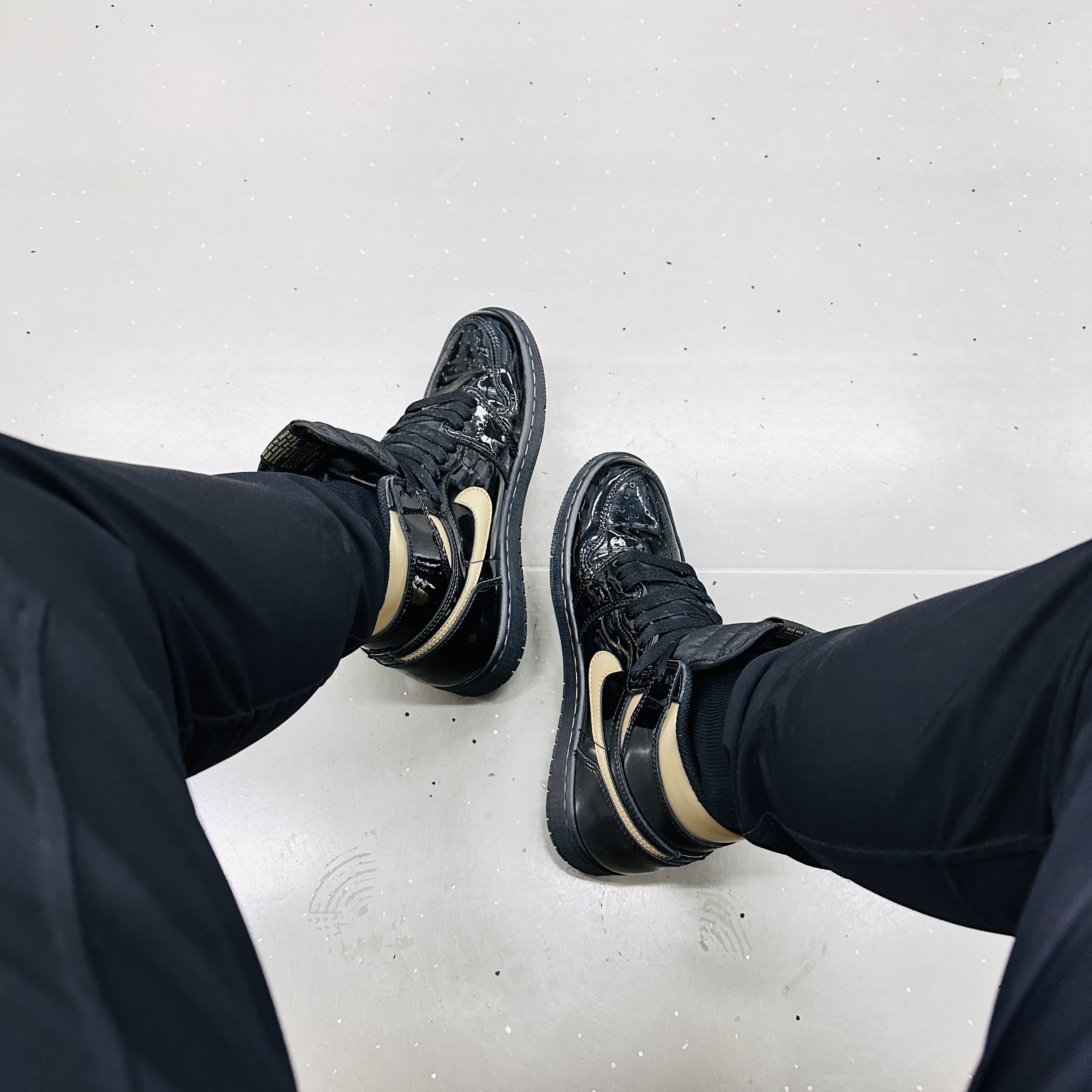 Jordan 1 Retro High OG Metallic Gold, Moncler Maya Short Down Jacket Black - 23FW 착용 스타일 - 3