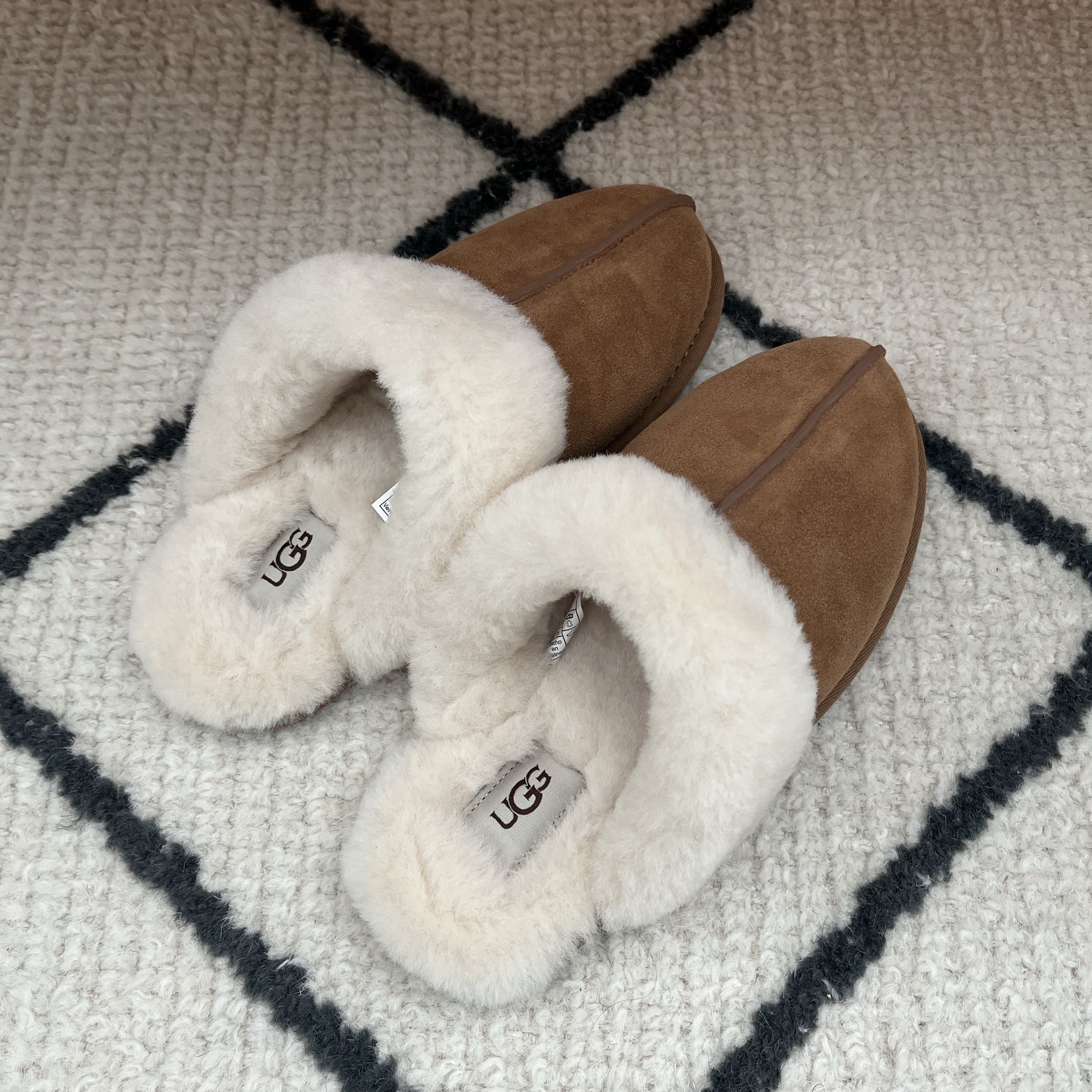 (W) UGG Scuffette II Slipper Chestnut 착용 스타일 - 1