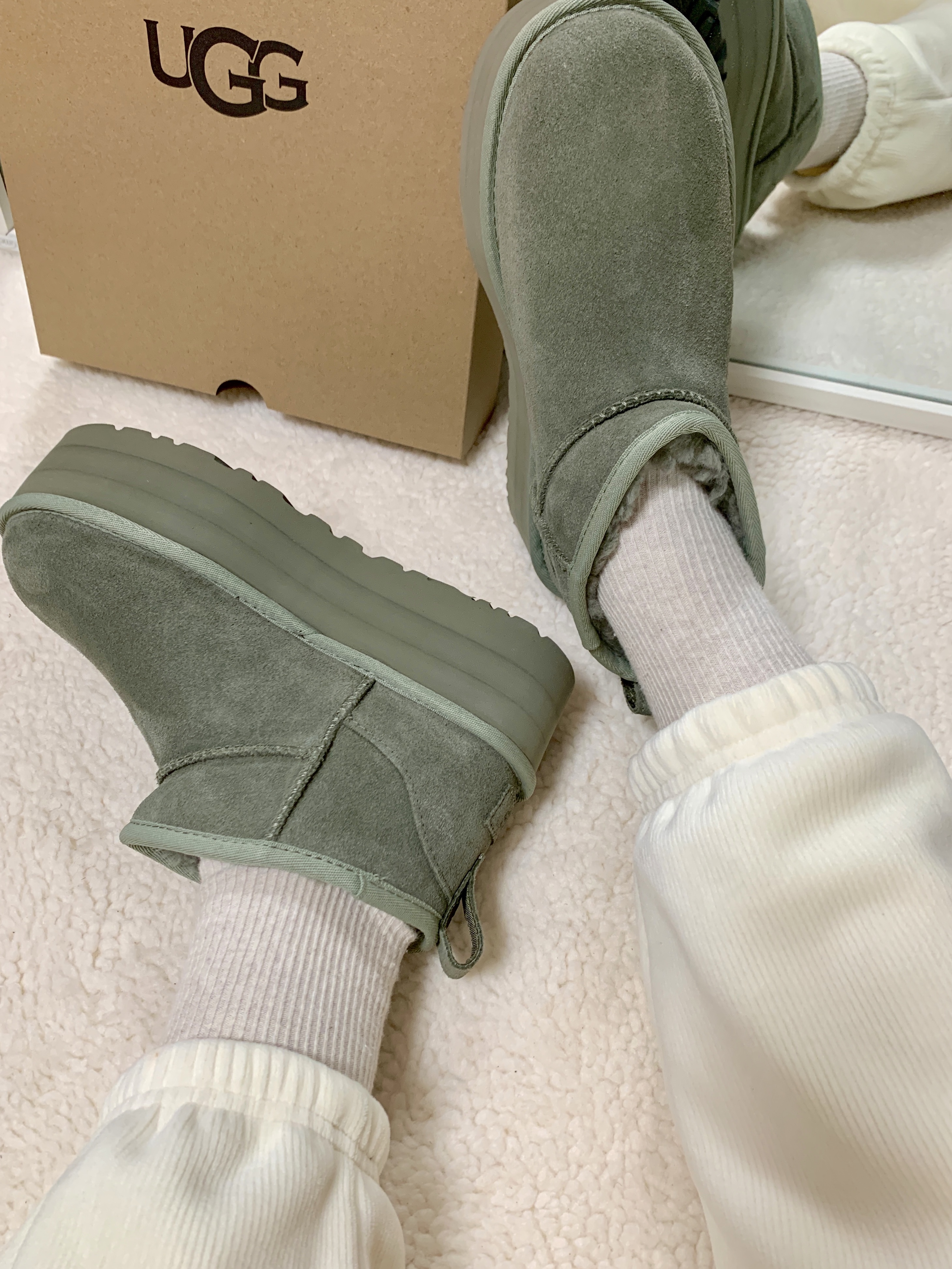 (W) UGG Classic Ultra Mini Platform Boots Moss Green 착용 스타일 - 4