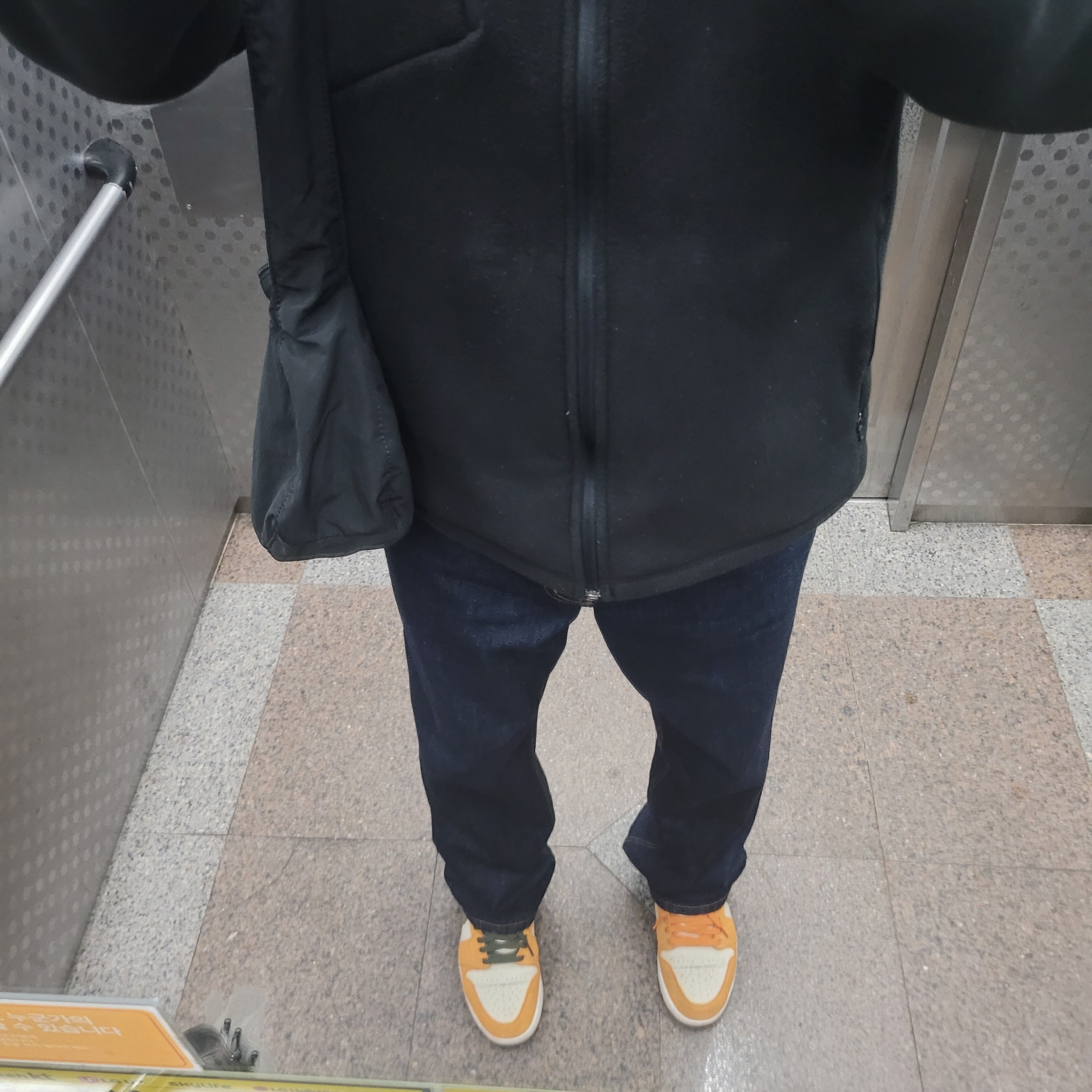 COS Nylon Crossbody Saddle Bag Black, Jordan 1 Low SE Light Curry 착용 스타일