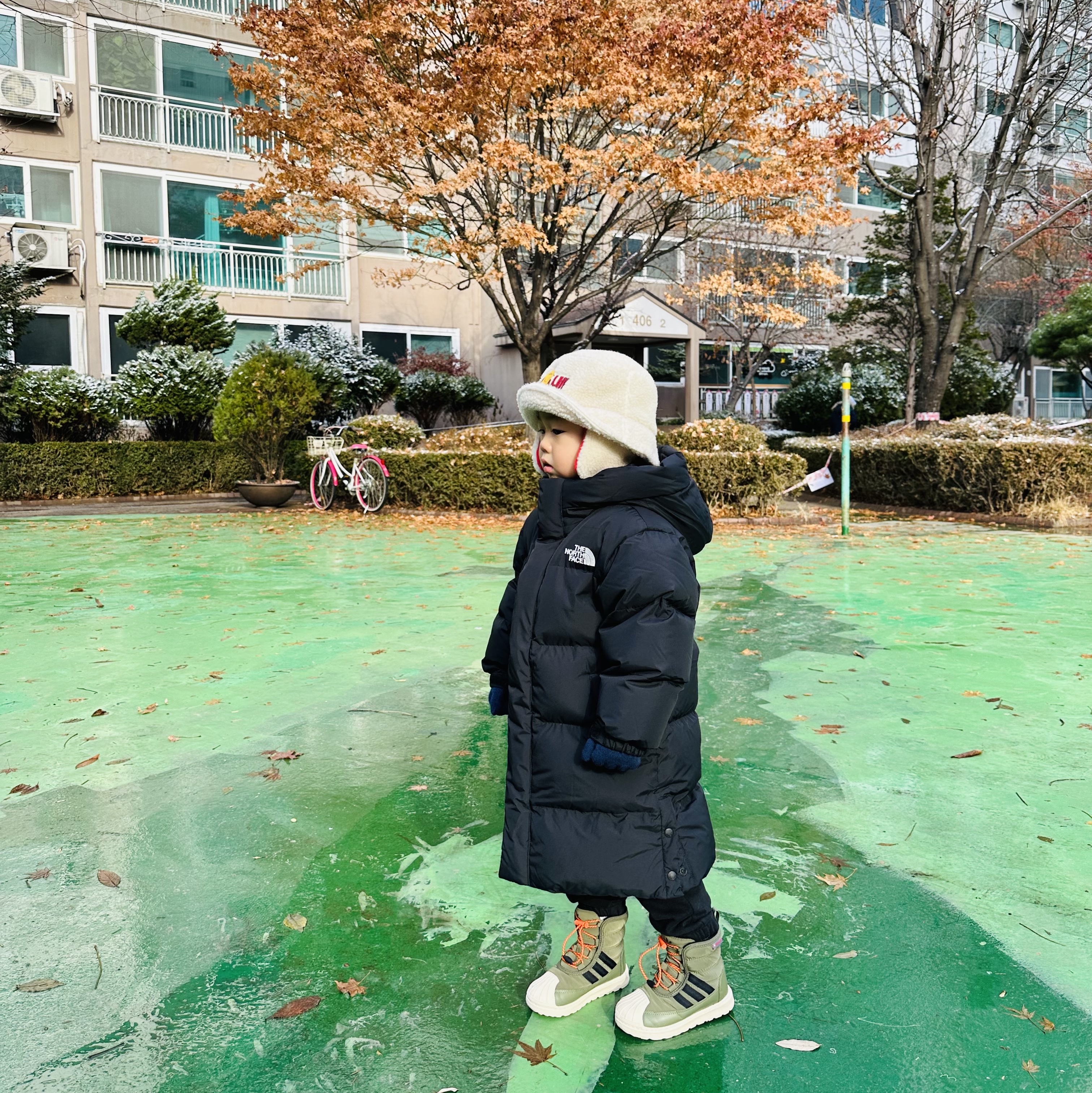 (Kids) The North Face Go Free Down Coat Black, Uniqlo UT x Kaws Long Sleeve Sweatshirt Black 착용 스타일 - 4