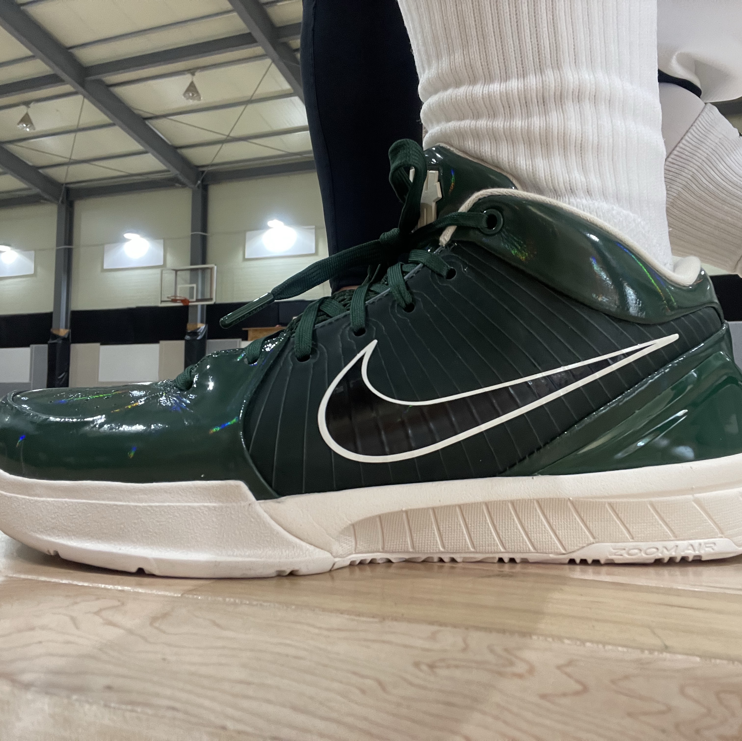 Nike x Undefeated Kobe 4 Protro Milwaukee Bucks 착용 스타일