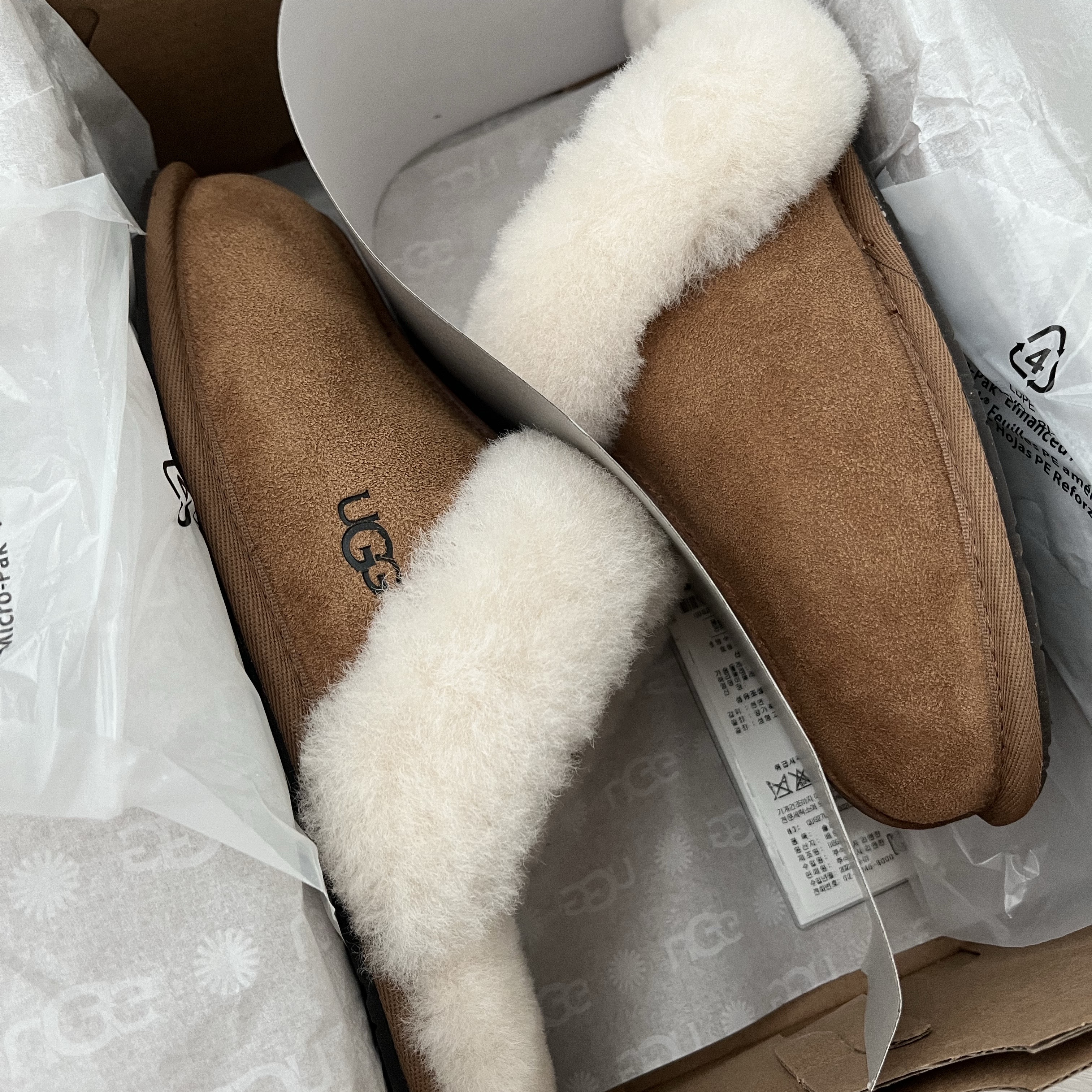 (W) UGG Scuffette II Slipper Chestnut 착용 스타일 - 2