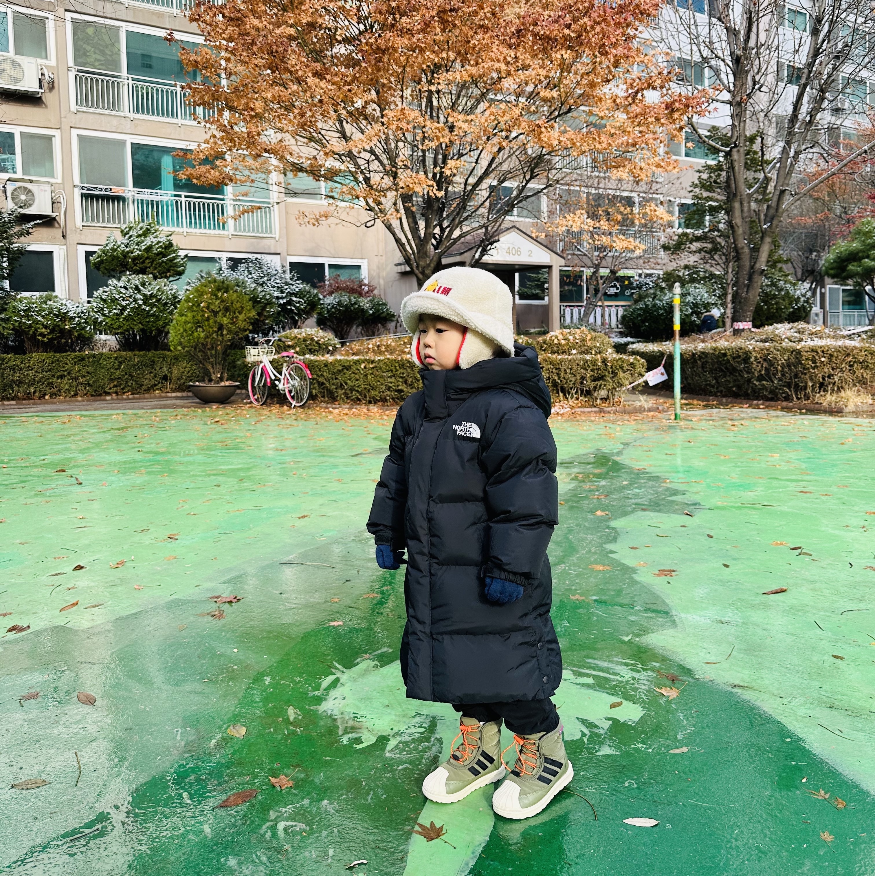 (Kids) The North Face Go Free Down Coat Black, Uniqlo UT x Kaws Long Sleeve Sweatshirt Black 착용 스타일 - 5