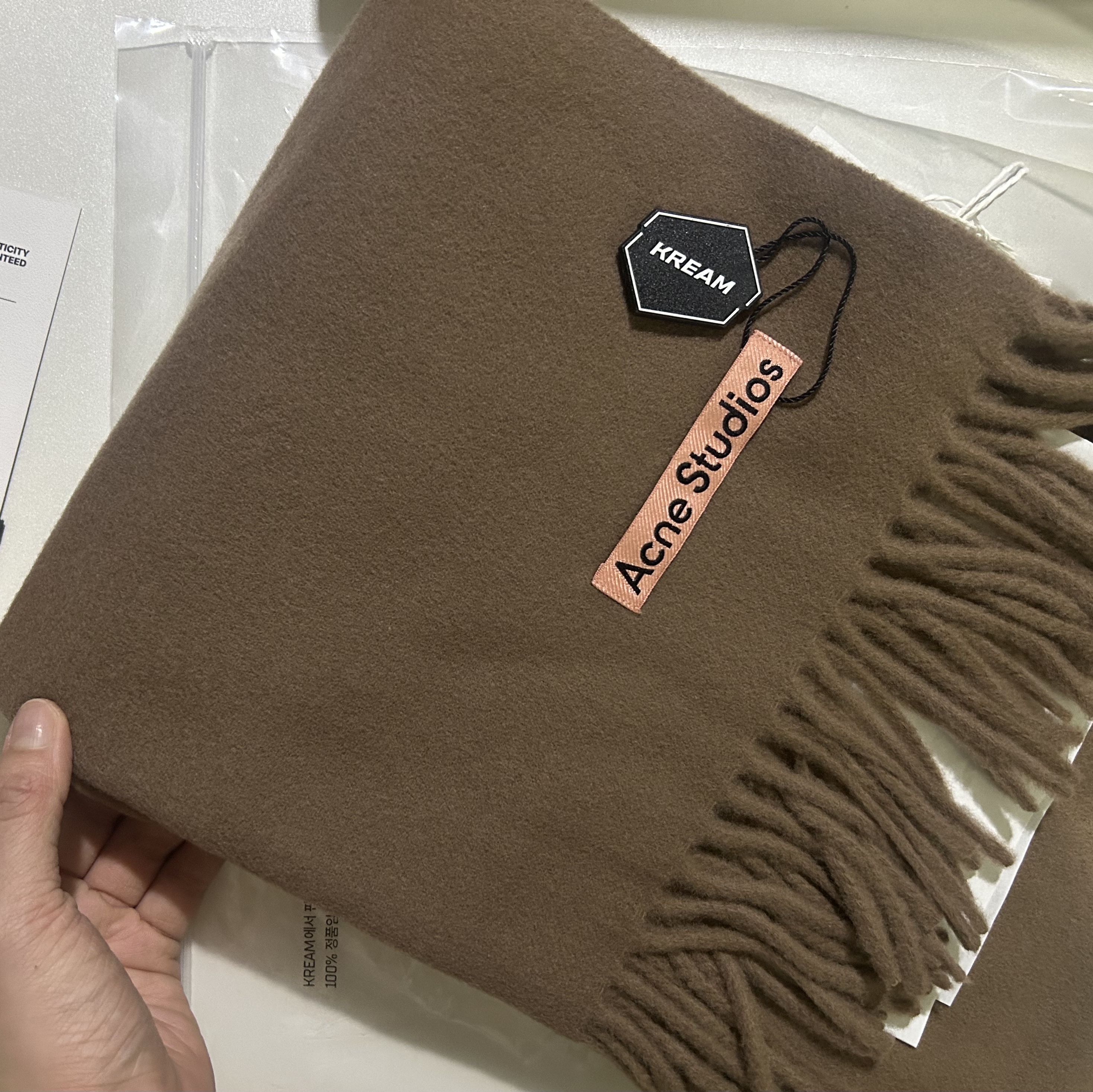 Acne Studios Narrow Wool Fringe Muffler Caramel Brown 착용 스타일 - 1