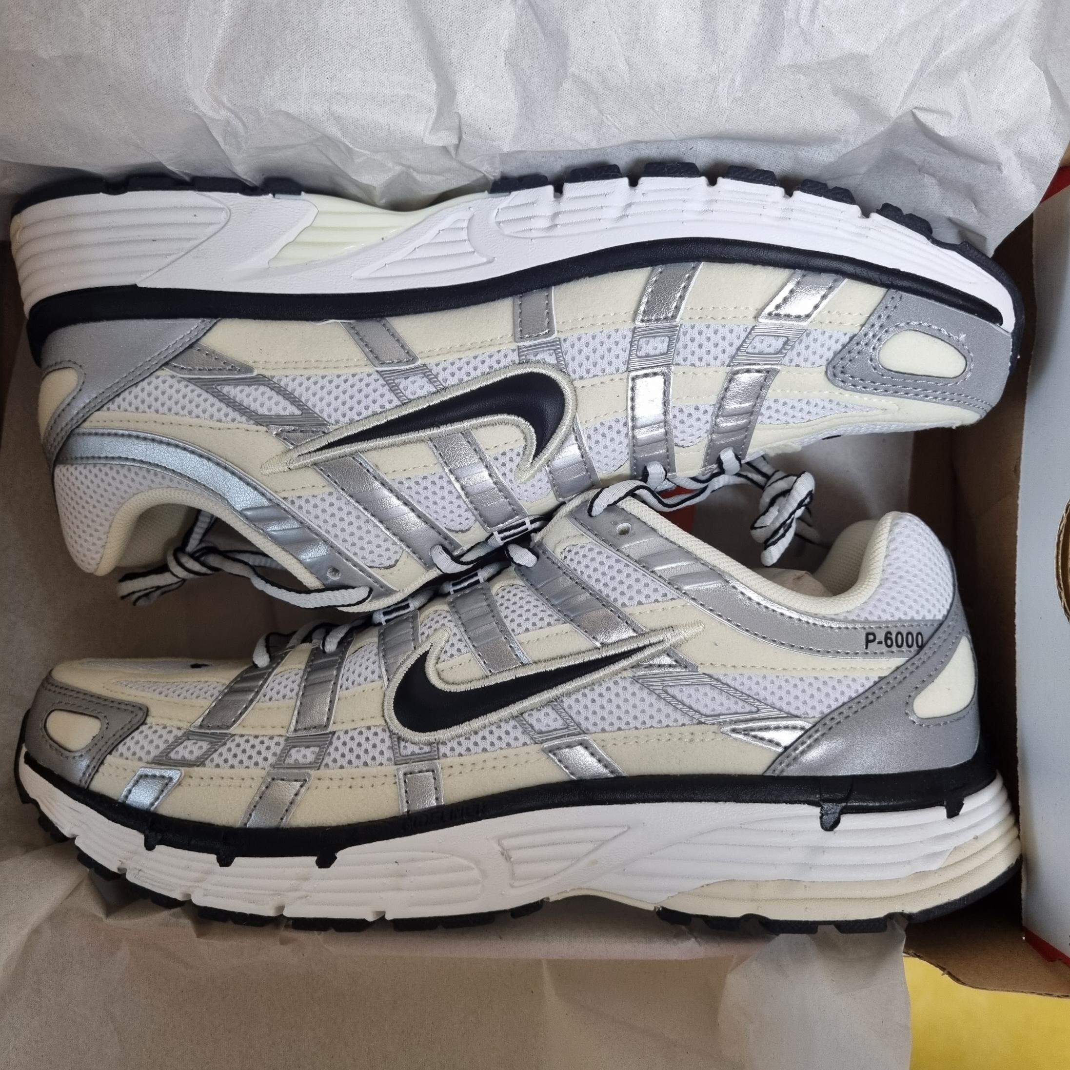 (W) Nike P-6000 Coconut Milk Metallic Silver 착용 스타일