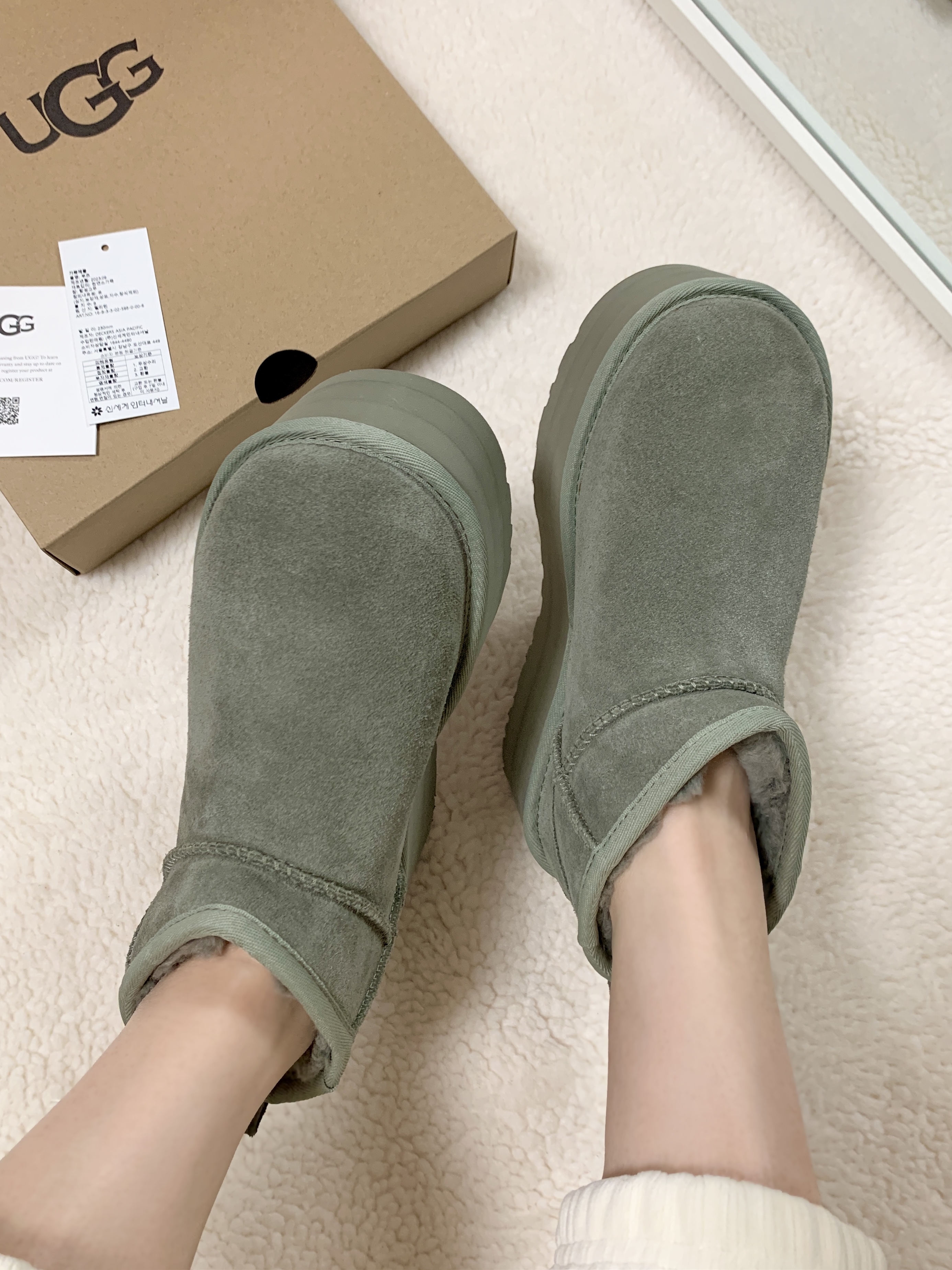 (W) UGG Classic Ultra Mini Platform Boots Moss Green 착용 스타일 - 5