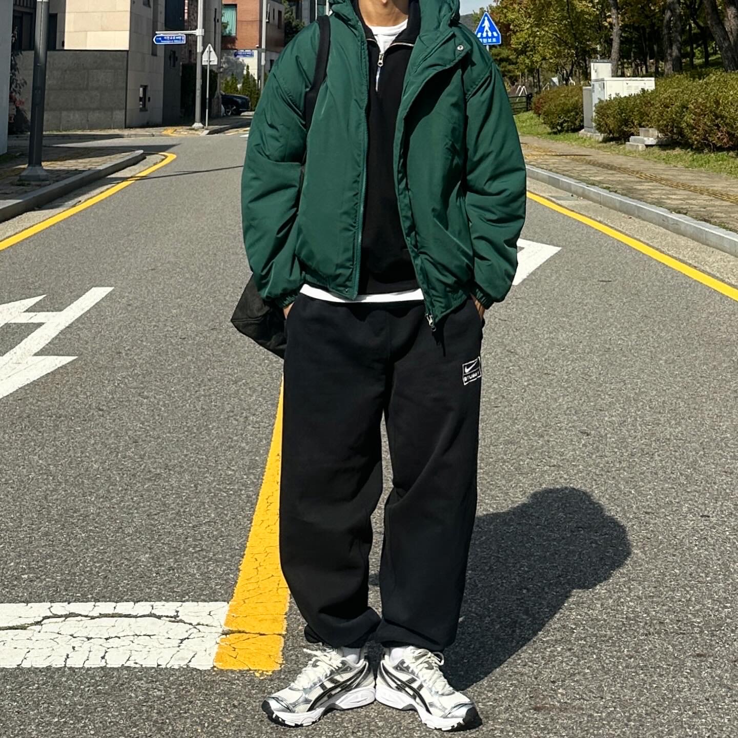 Nike x Stussy Washed Fleece Pants Black (FN5235-010), Stussy Canvas Extra Large Tote Bag Washed Black 착용 스타일 - 2