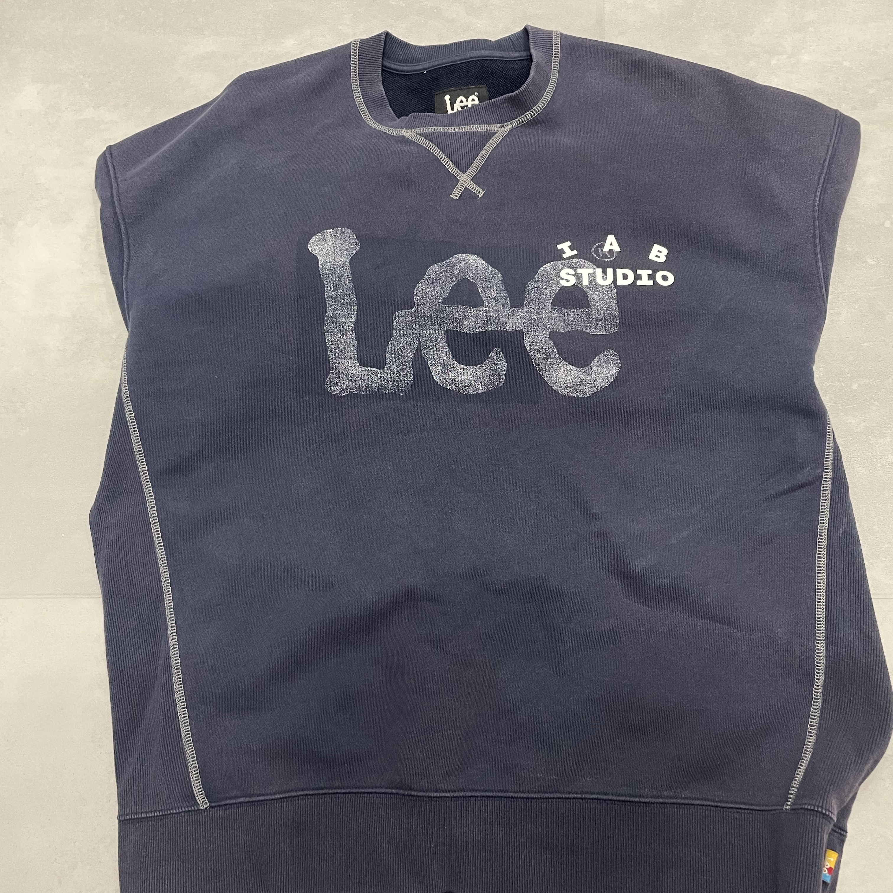 IAB Studio x Lee Pigment Sweatshirt Indigo Navy 착용 스타일