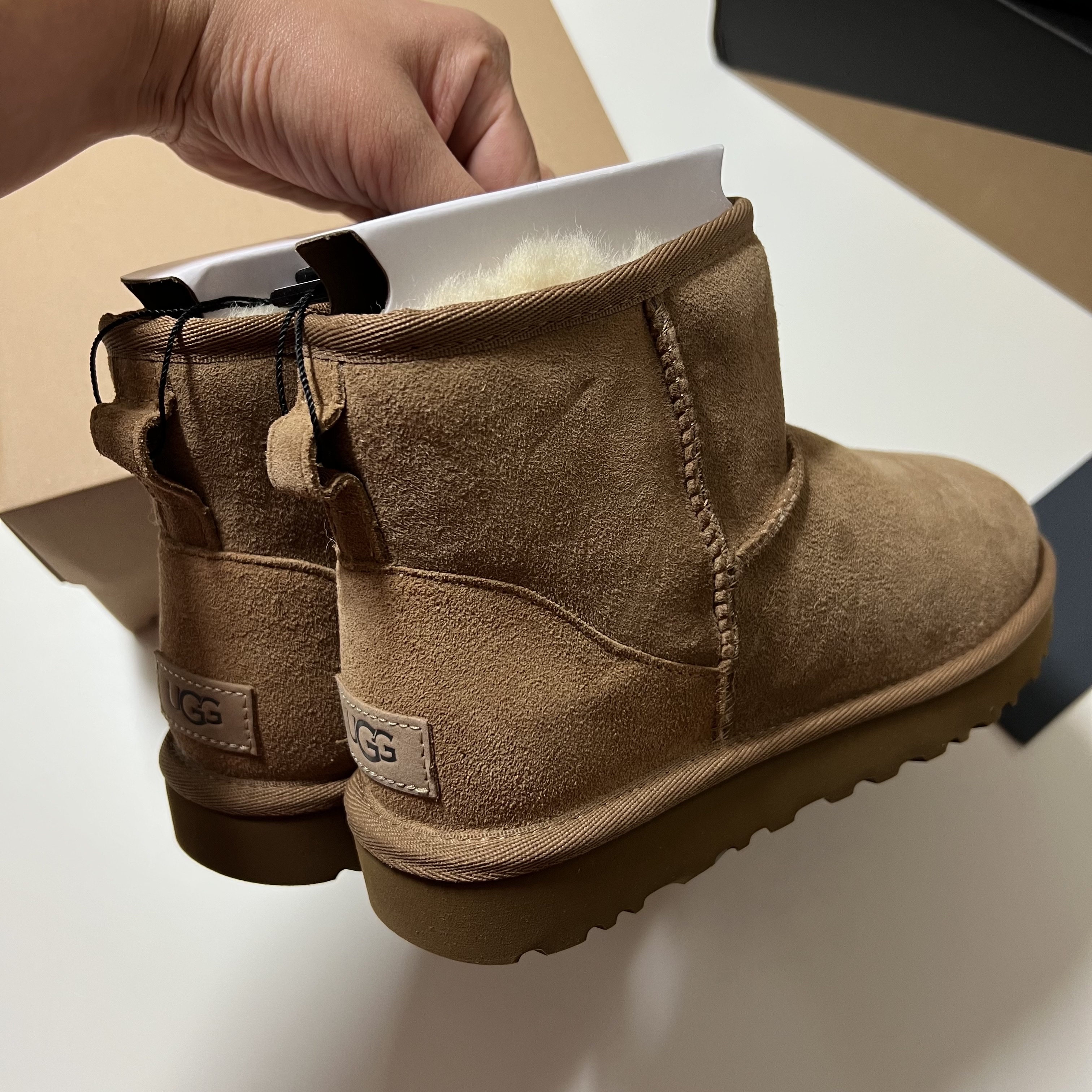 (W) UGG Classic Mini II Boots Chestnut 착용 스타일 - 1