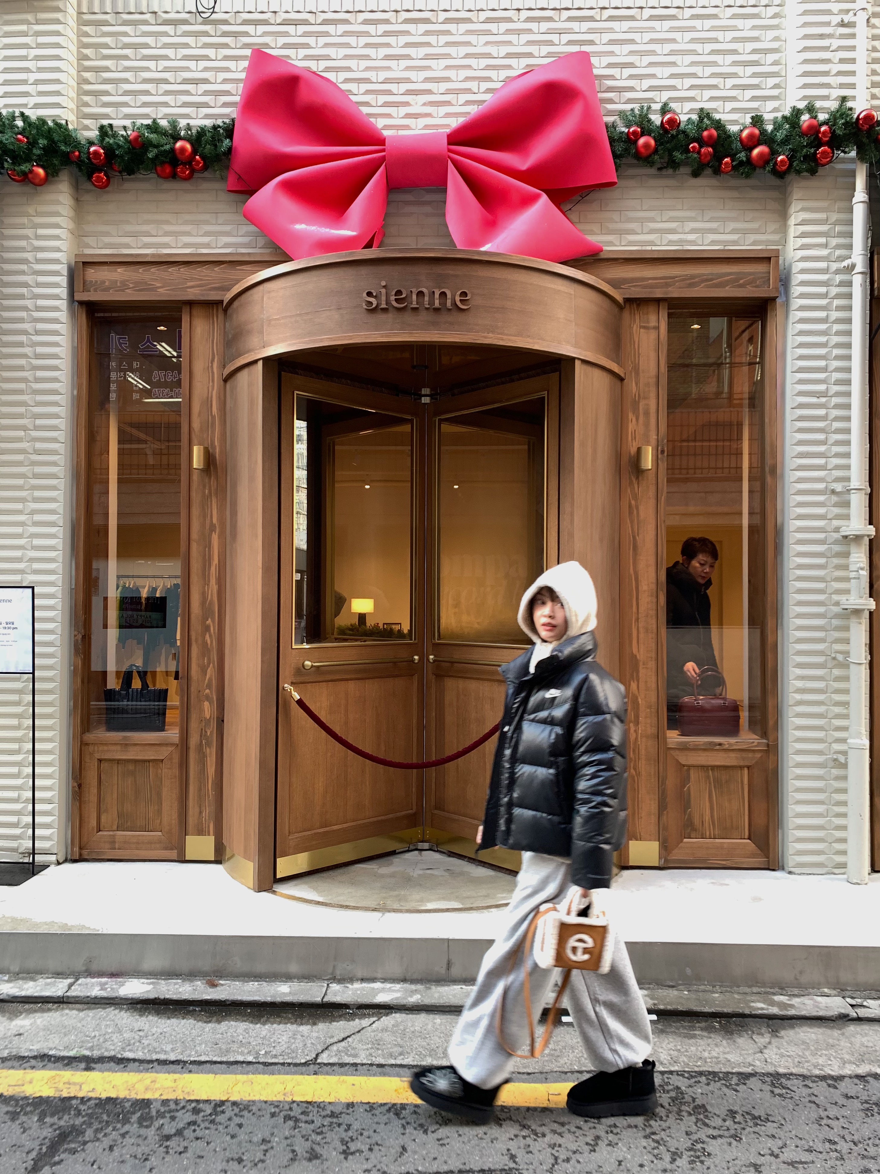 Mardi Mercredi Les Pompes Women Classique Mini Ugg Boots Black, Telfar x UGG Small Shopping Bag Chestnut 착용 스타일 - 2