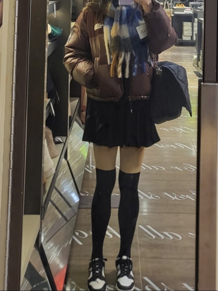 (W) The North Face White Label Novelty Nuptse Down Jacket Cocoa Brown, COS Oversized Mohair Blend Muffler Blue Brown Checked 착용 스타일 - 1