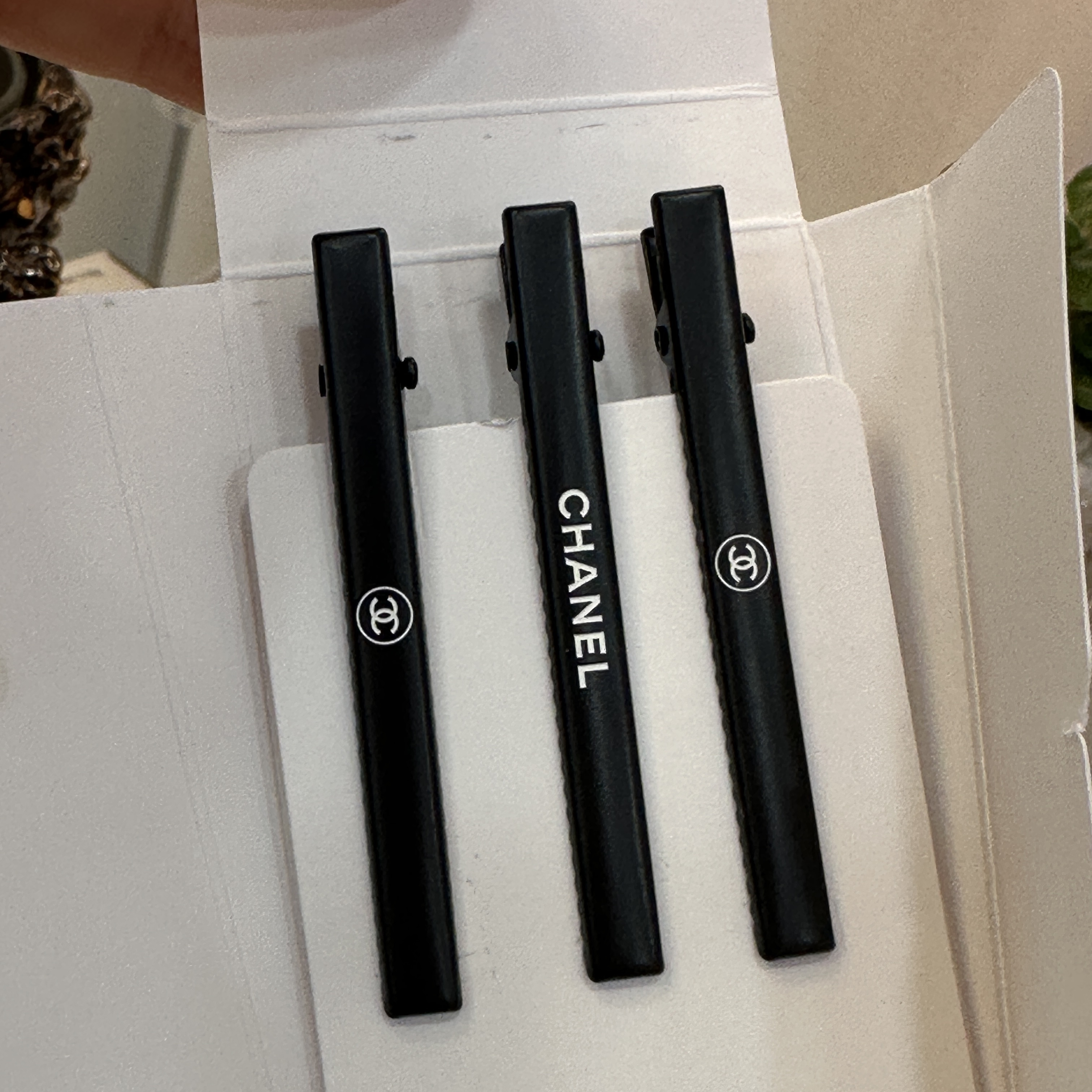 (W) Chanel Beauty Hair Clip & Black 착용 스타일 - 5