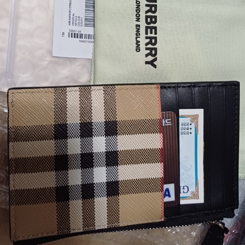 Burberry Vintage Check Zip Card Case Archive Beige 착용 스타일