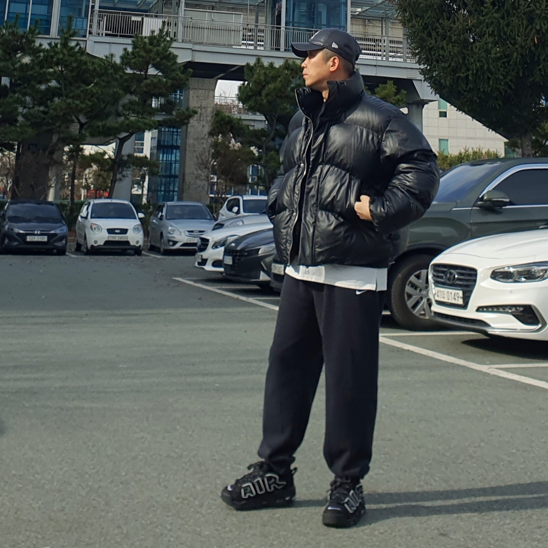 Nike x Ambush Air More Uptempo Low Black and White 착용 스타일 - 2