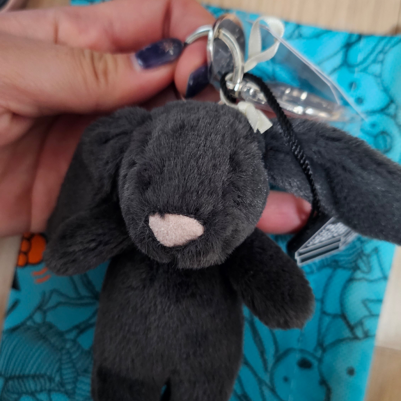 Jellycat Bashful Bunny Bag Charm Ink 착용 스타일