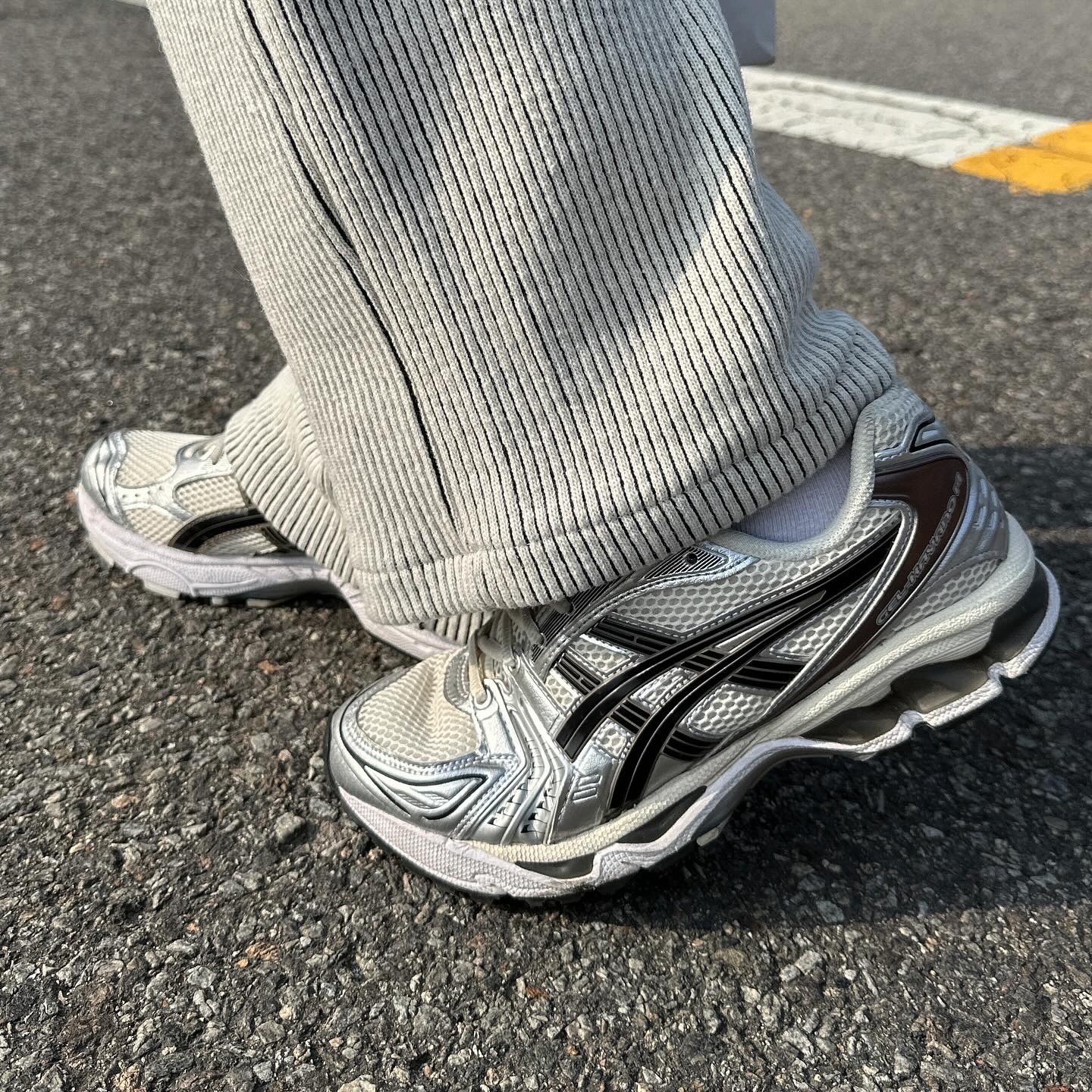 Asics Gel-Kayano 14 Cream Black 착용 스타일 - 7
