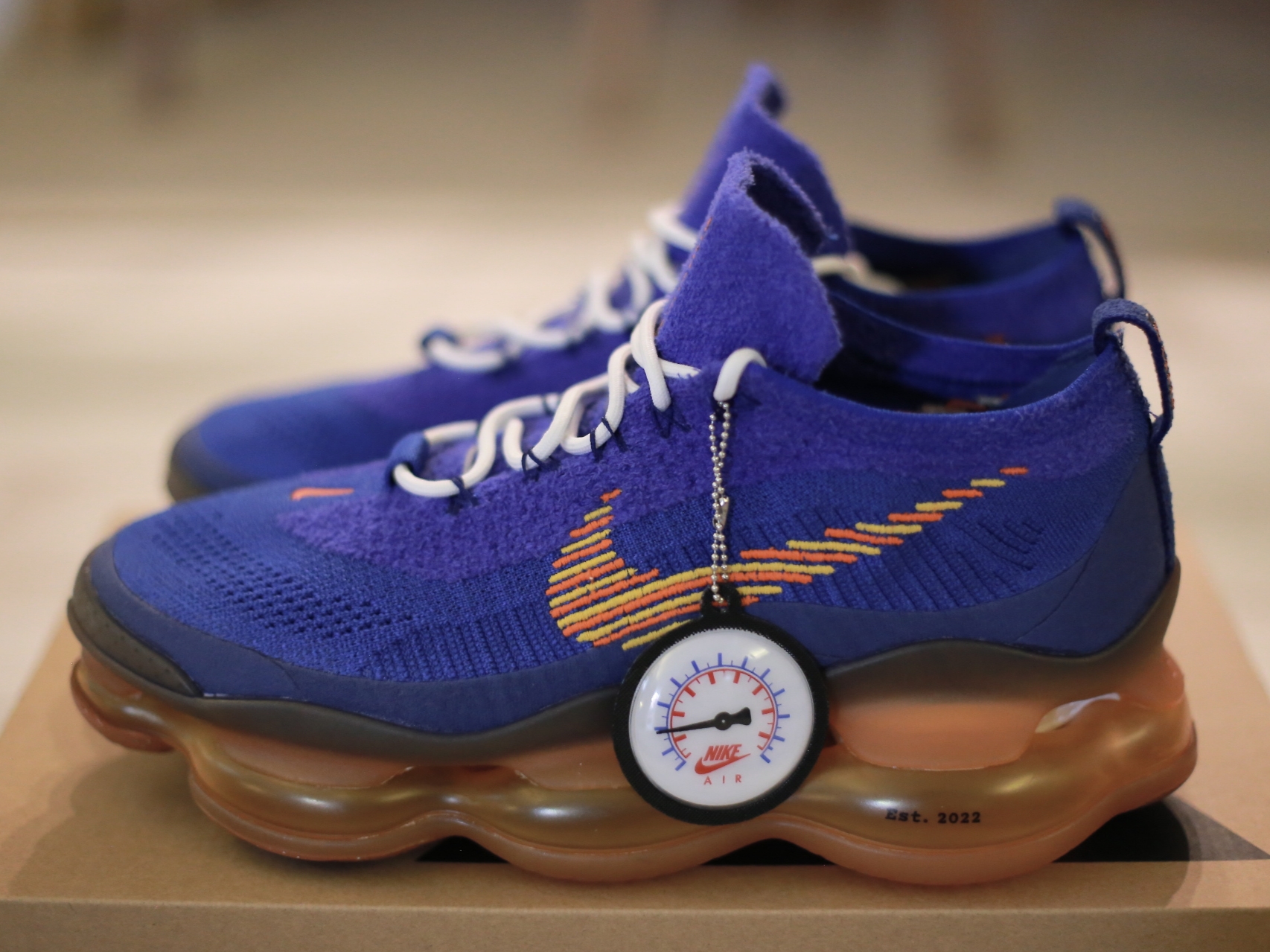 Nike Air Max Scorpion Flyknit SE Racer Blue Safety Orange 착용 스타일 - 1
