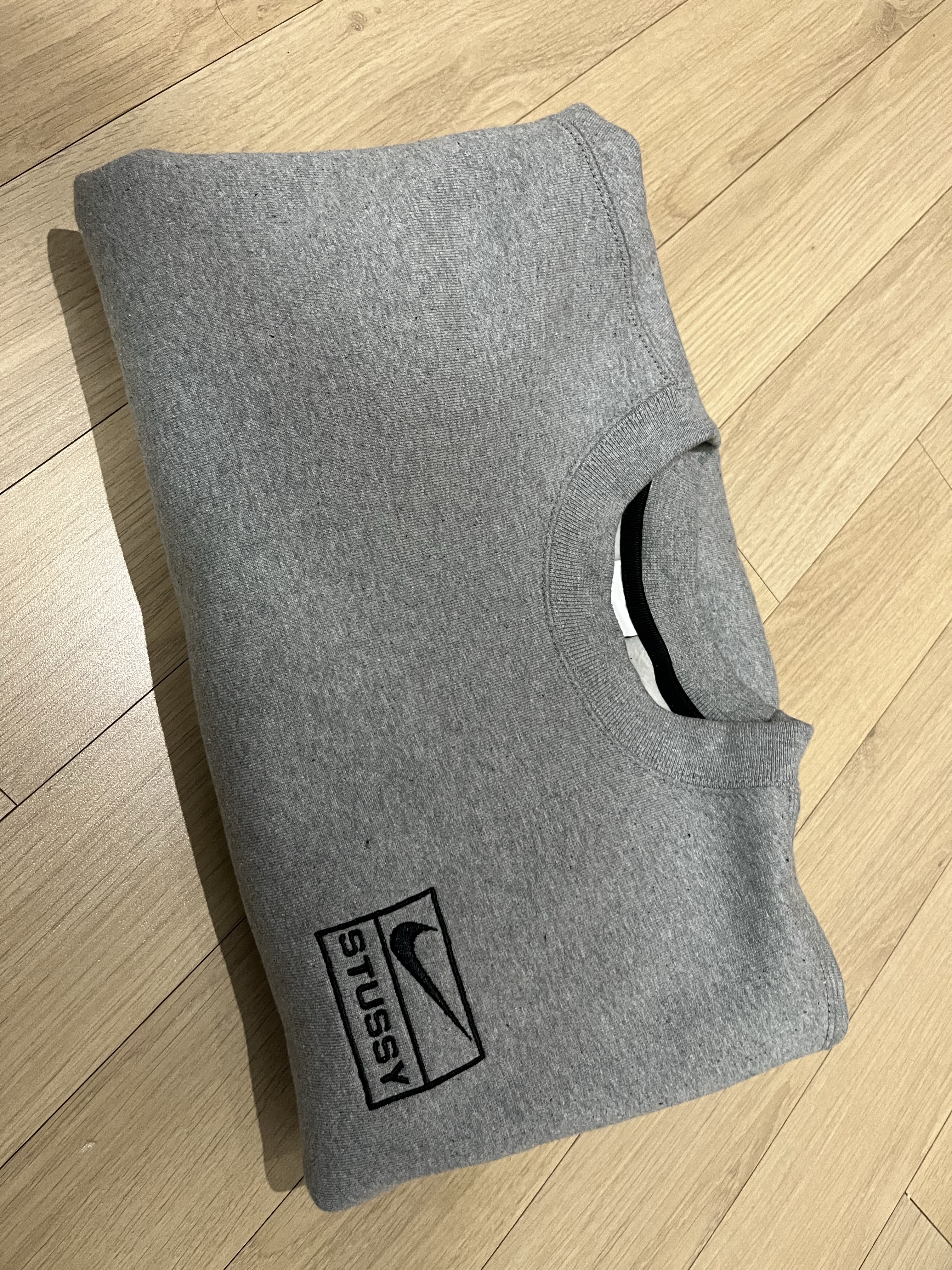 Nike x Stussy NRG Fleece Crewneck Dark Grey Heather (DO9337-063) 착용 스타일