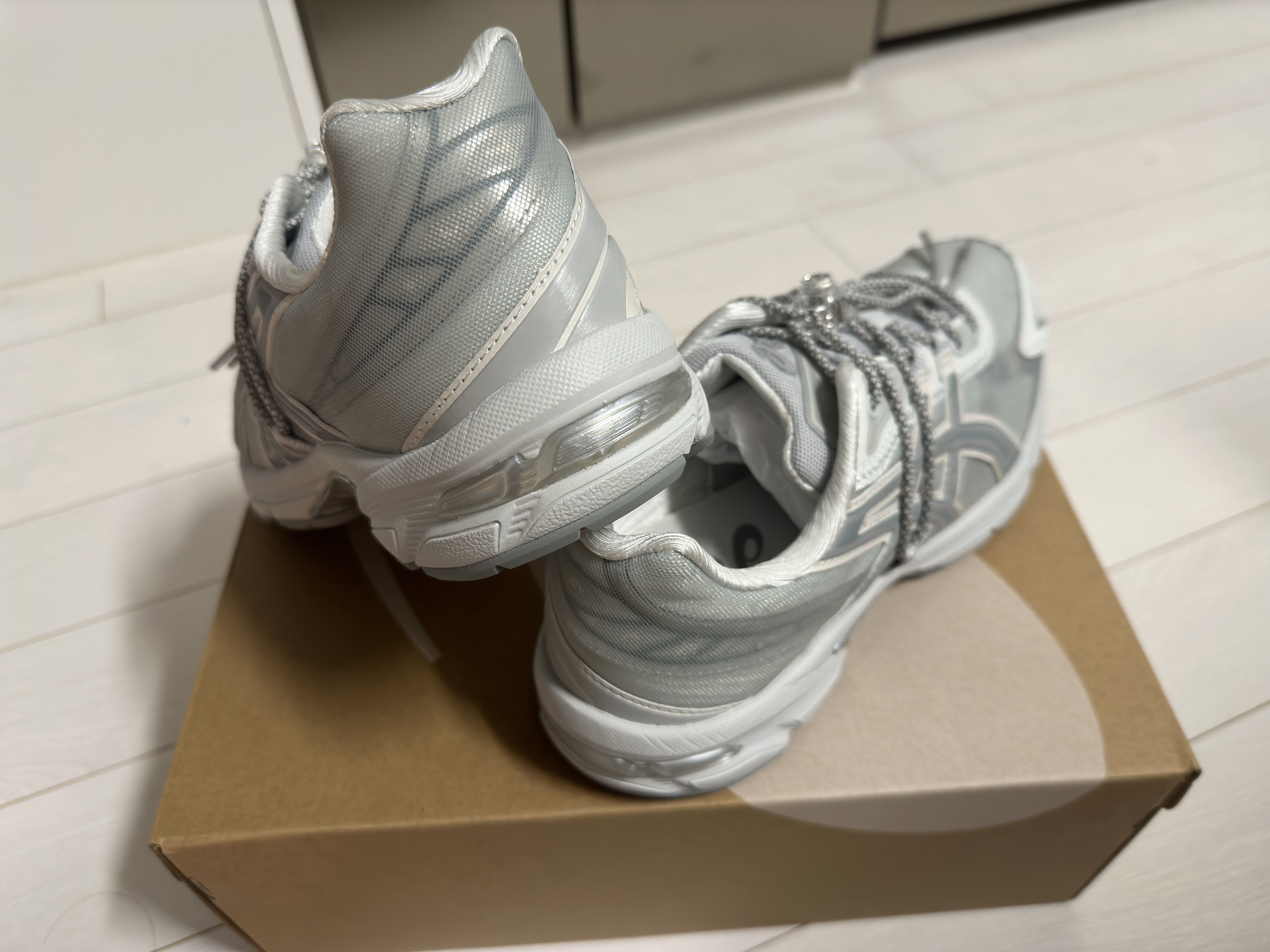Asics x Atmos x Ojos Gel-1130 RE Glacier Grey Pure Silver 착용 스타일 - 2