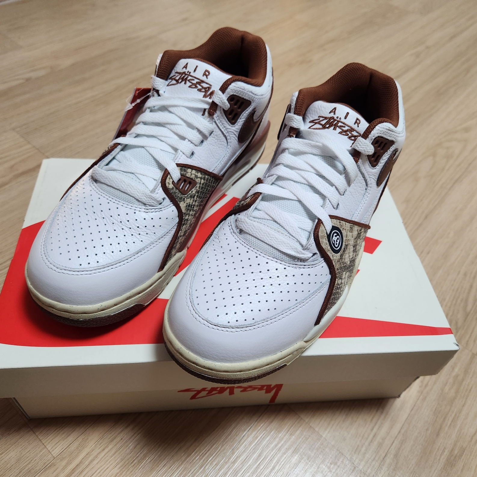 Nike x Stussy Air Flight 89 Low White and Pecan 착용 스타일 - 5
