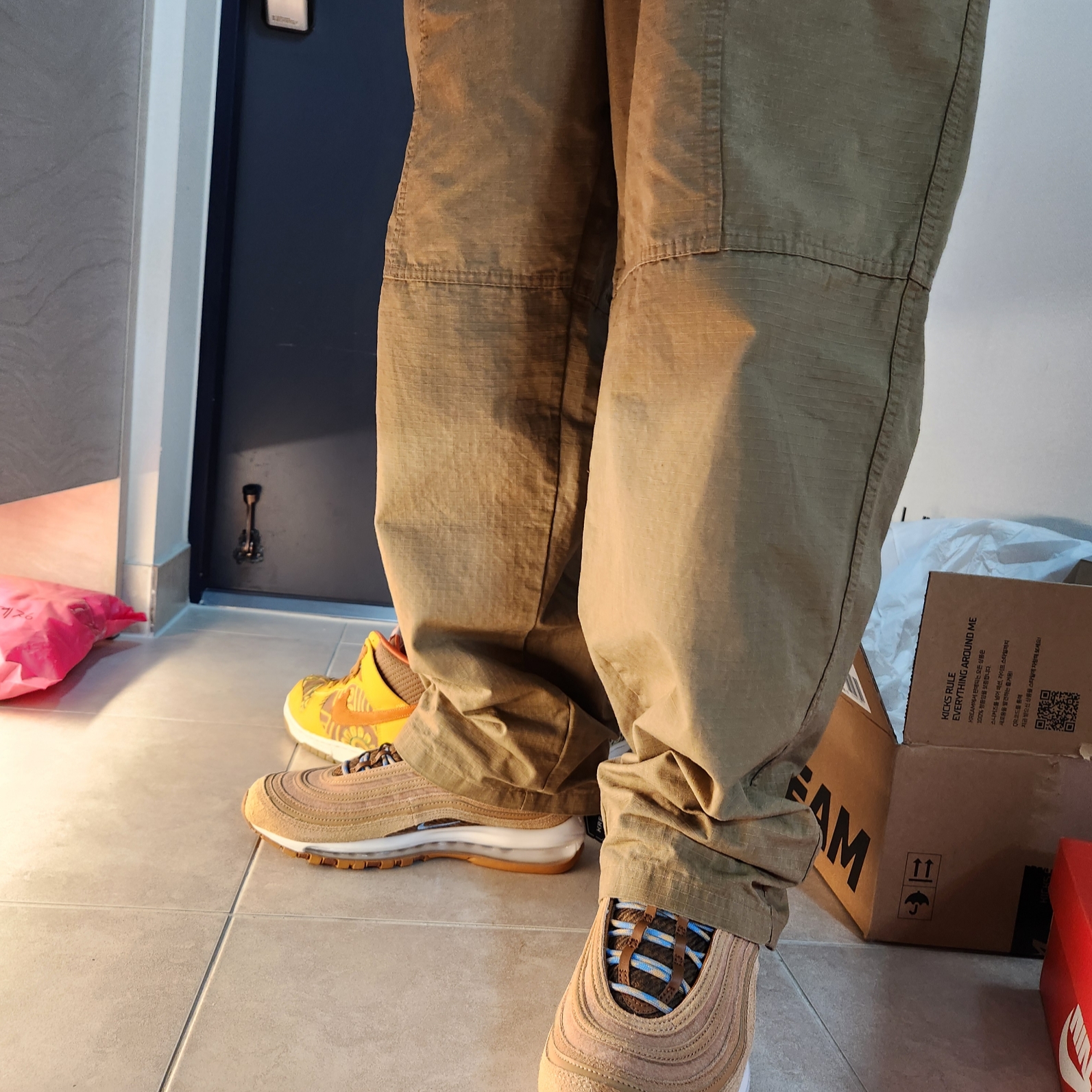 Nike Air Max 97 SE Praline Desert Ochre 착용 스타일 - 3