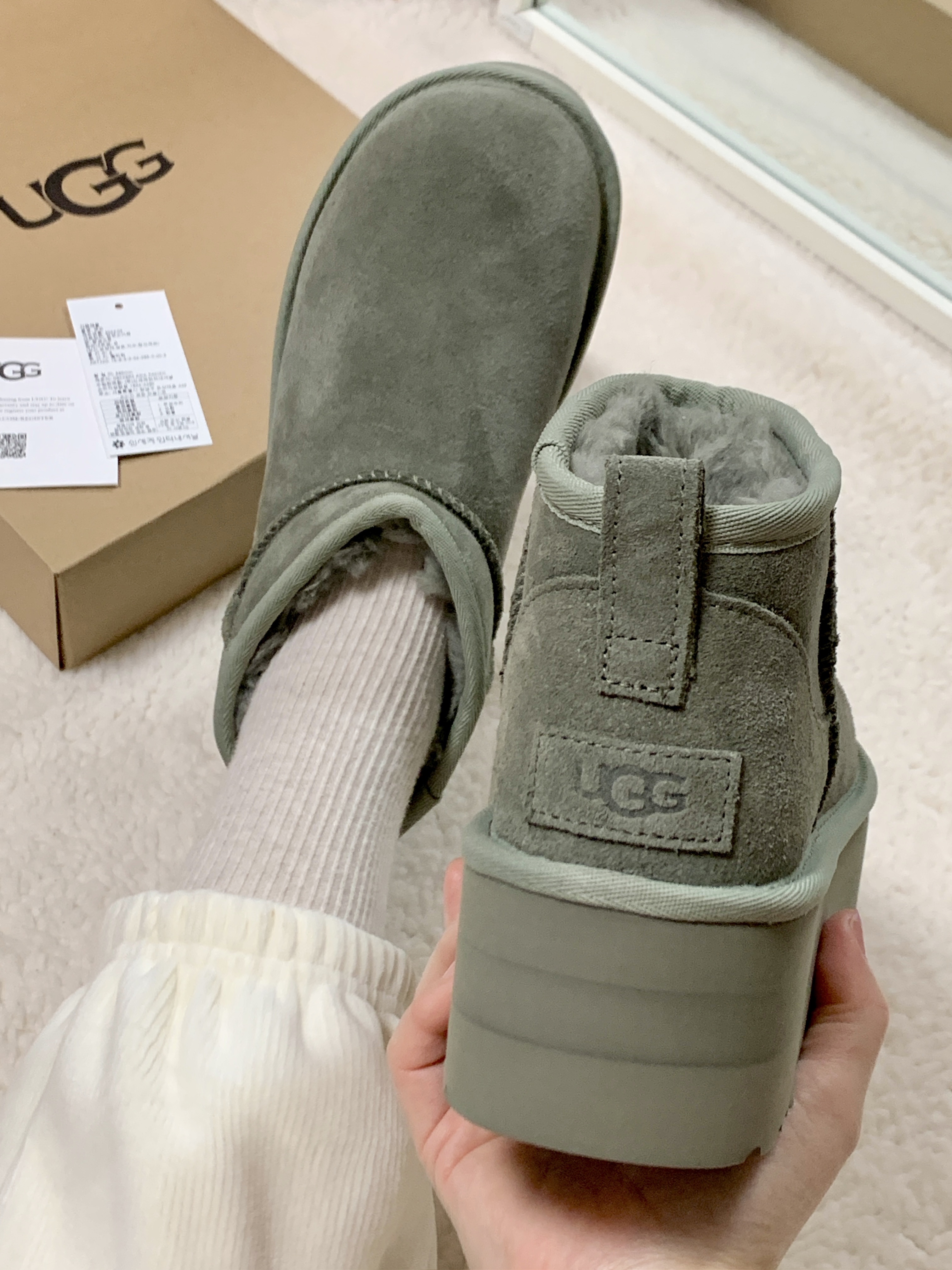 (W) UGG Classic Ultra Mini Platform Boots Moss Green 착용 스타일 - 1