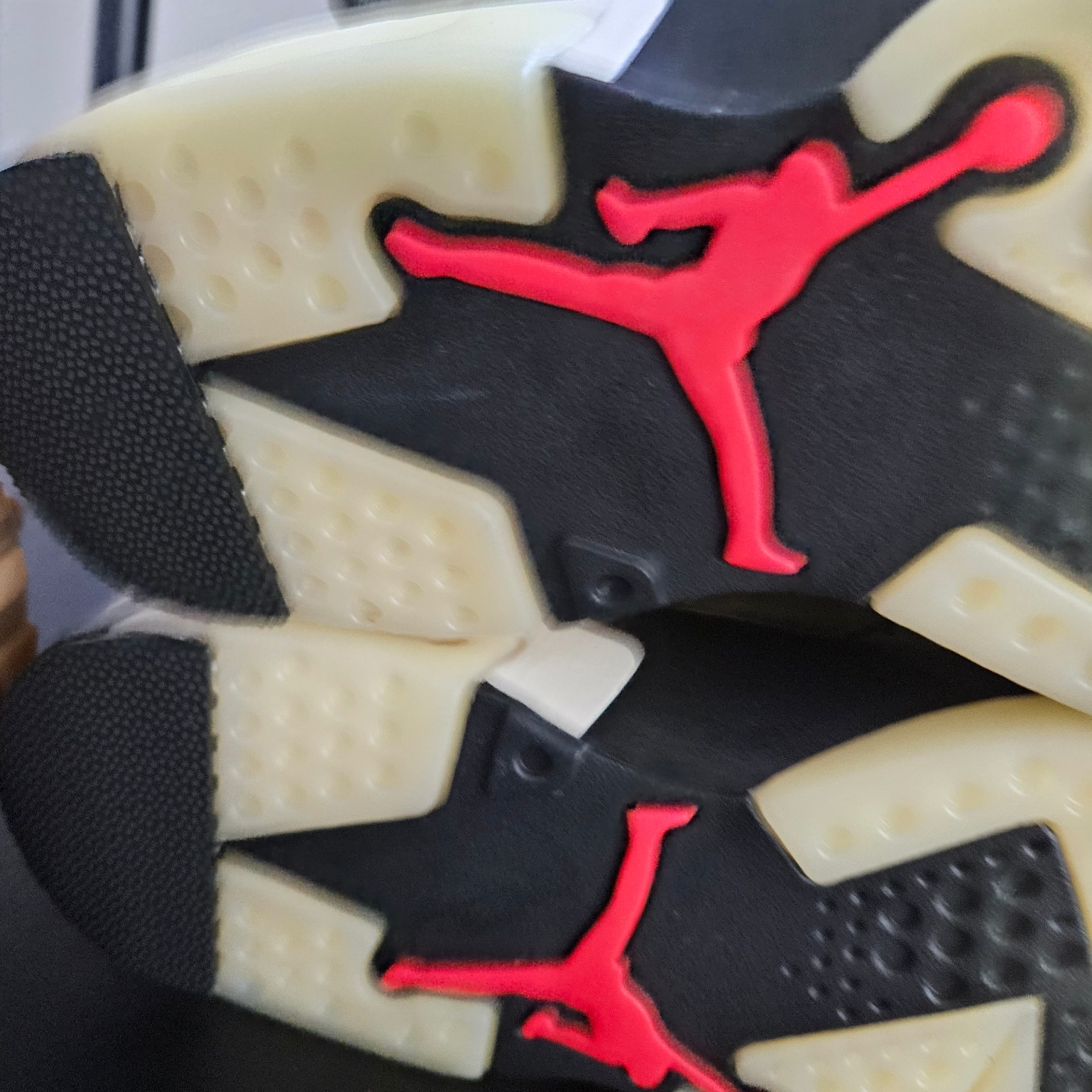 Jordan 6 x Travis Scott Retro Olive 착용 스타일 - 1