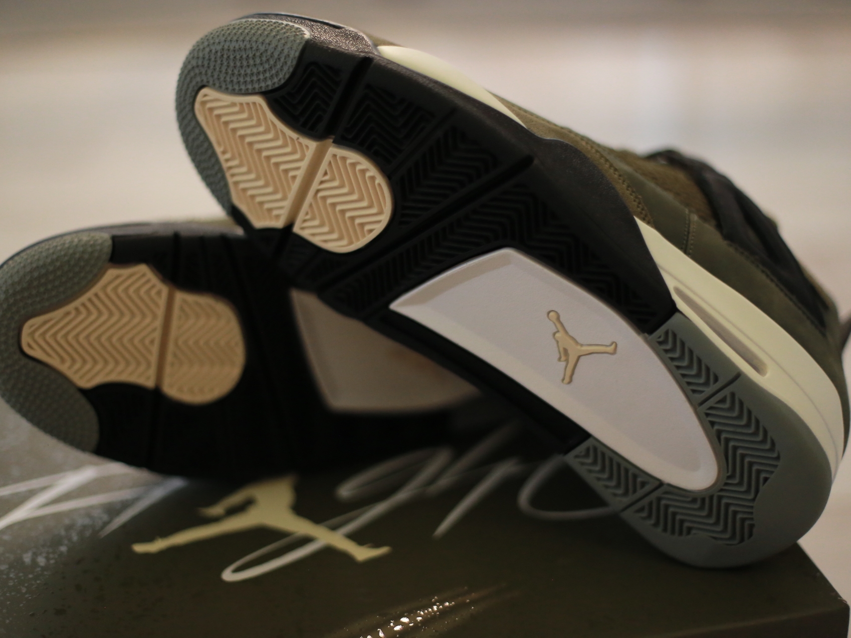 Jordan 4 Retro SE Craft Medium Olive 착용 스타일 - 5
