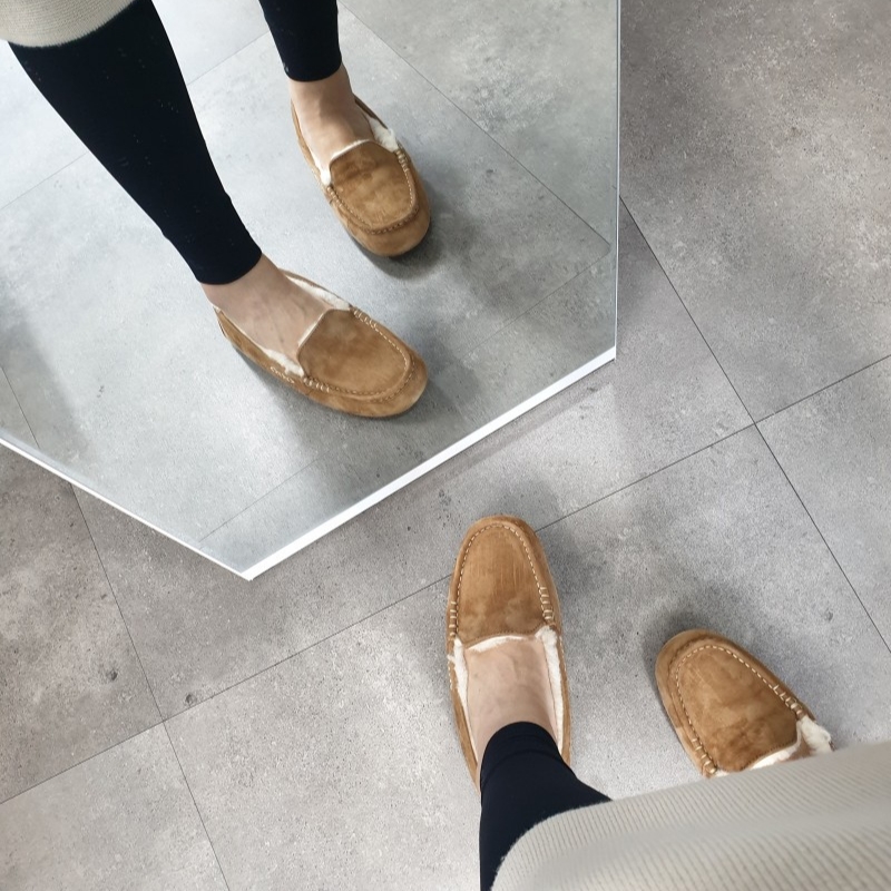 (W) UGG Ansley Chestnut - Standard 착용 스타일