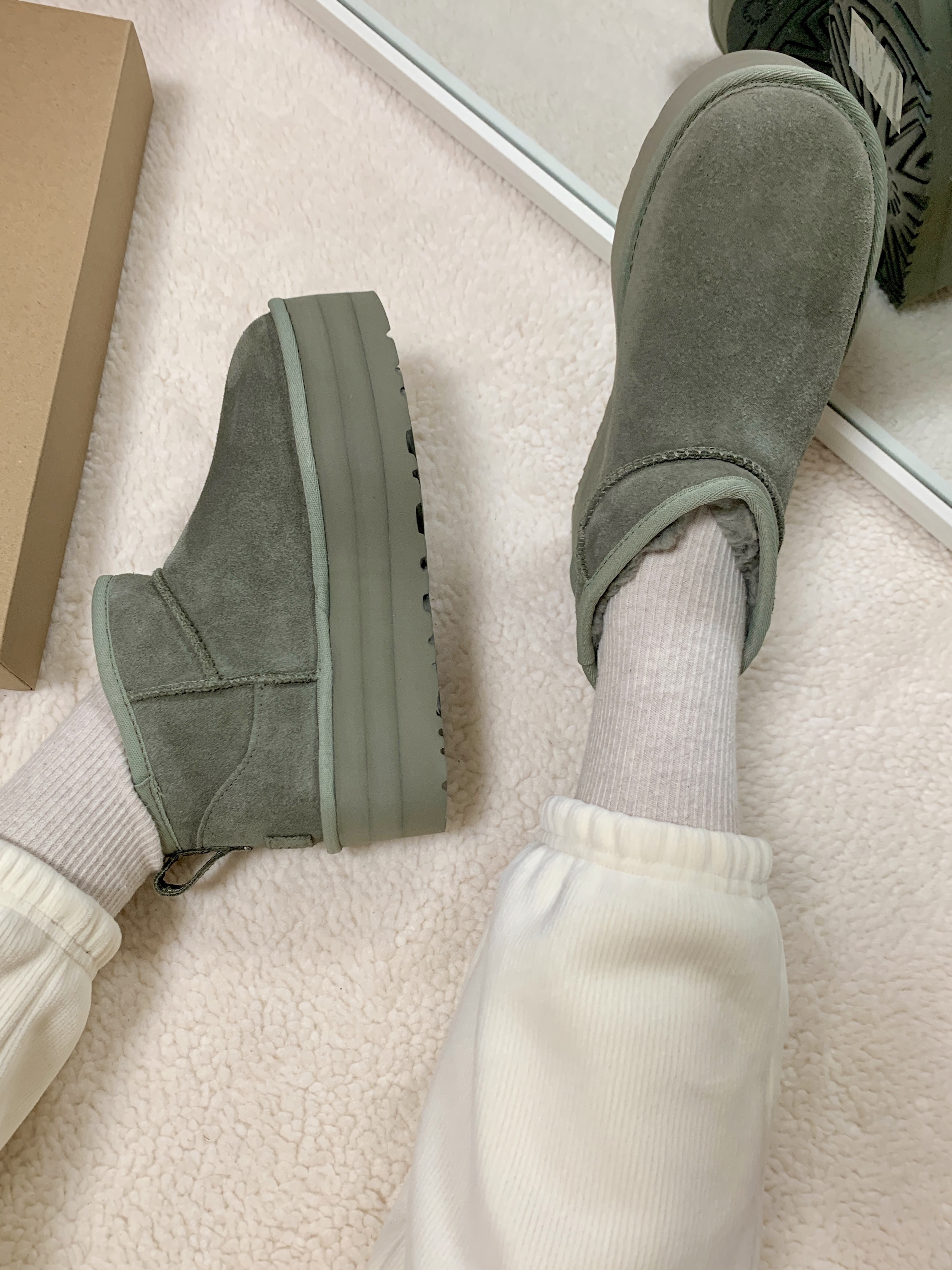 (W) UGG Classic Ultra Mini Platform Boots Moss Green 착용 스타일 - 3